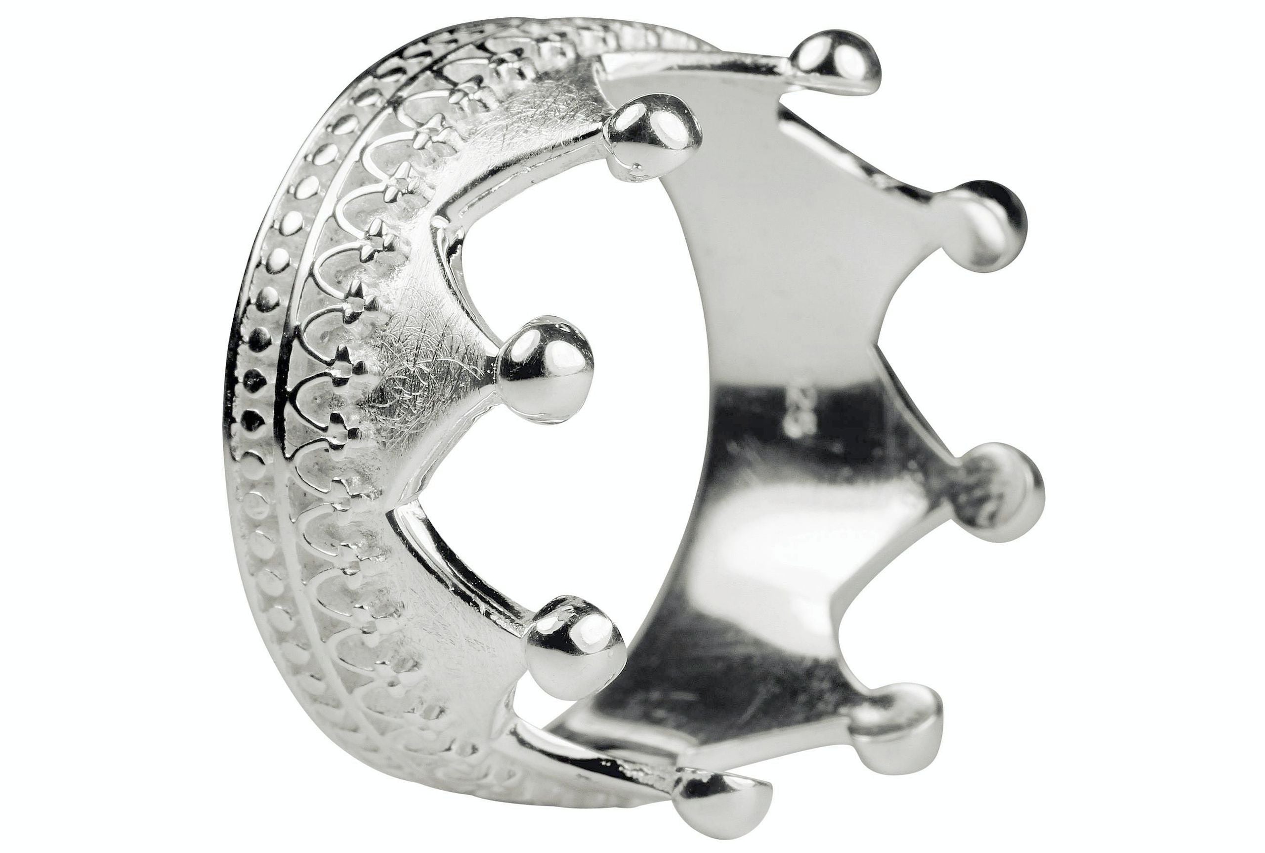 Ein Ring aus Silber für Damen in den Größen 64 bis 70 im Kronendesign mit acht Zacken und ein rund umlaufenden Ornamentlötung.