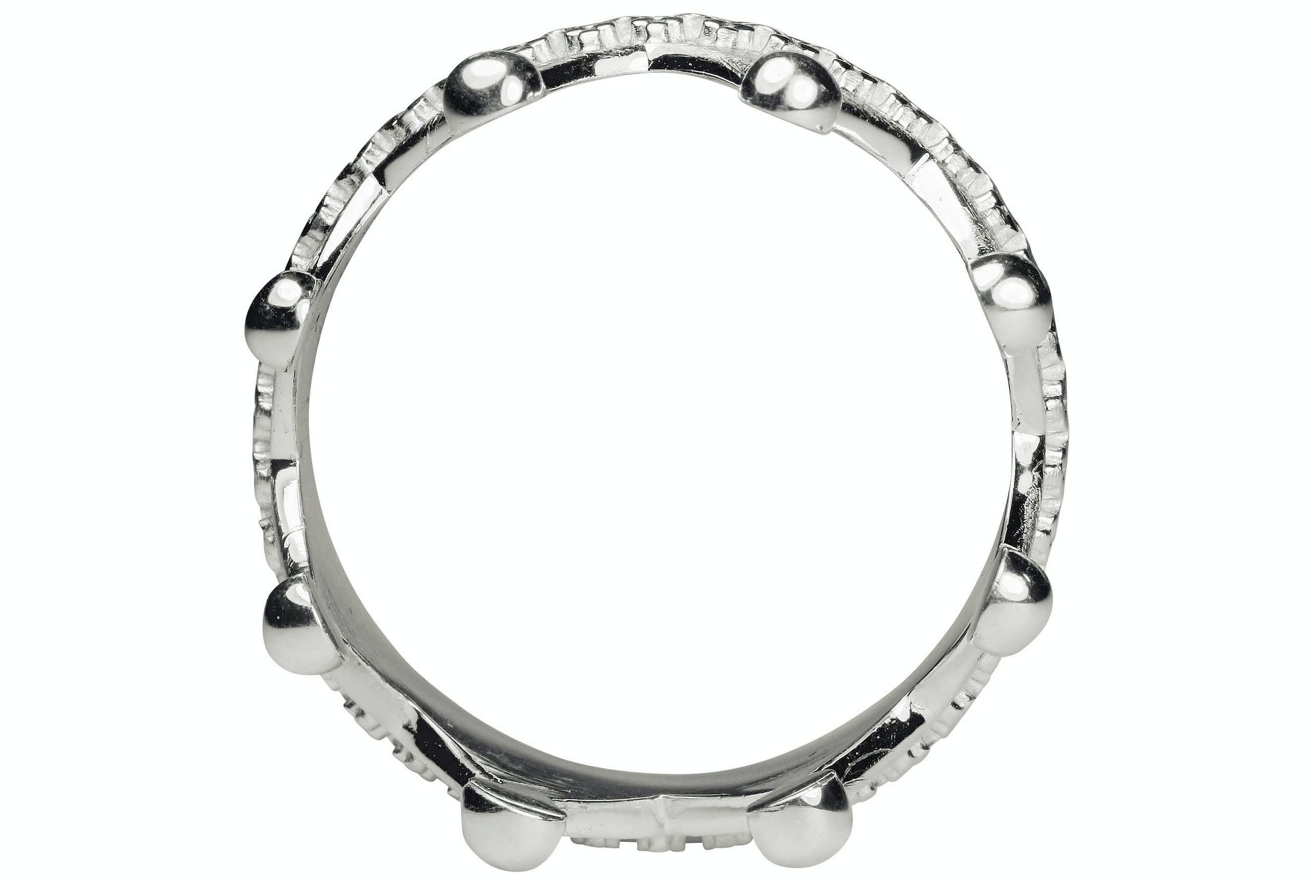 Ein Ring aus Silber für Damen in den Größen 64 bis 70 im Kronendesign mit acht Zacken und ein rund umlaufenden Ornamentlötung.