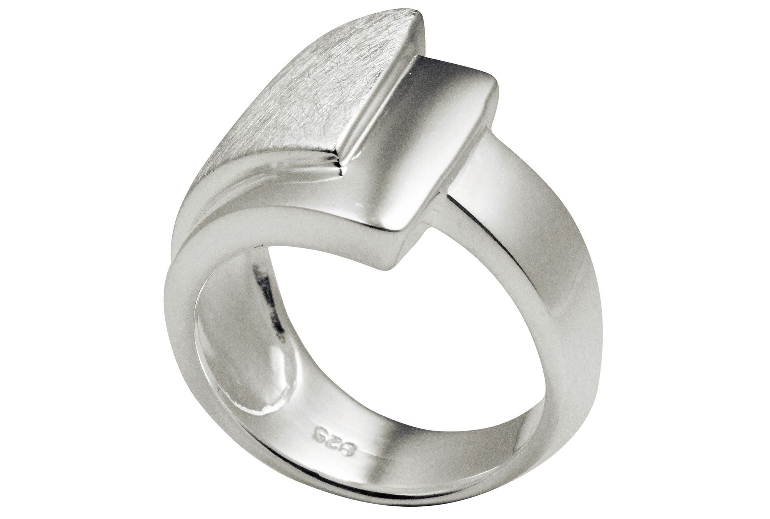 Ein Bandring aus Silber für Damen, bei dem ein oberer gebürsteter Ring mit einem unteren glänzenden Ring zu einem Schmuckstück verschmilzt.