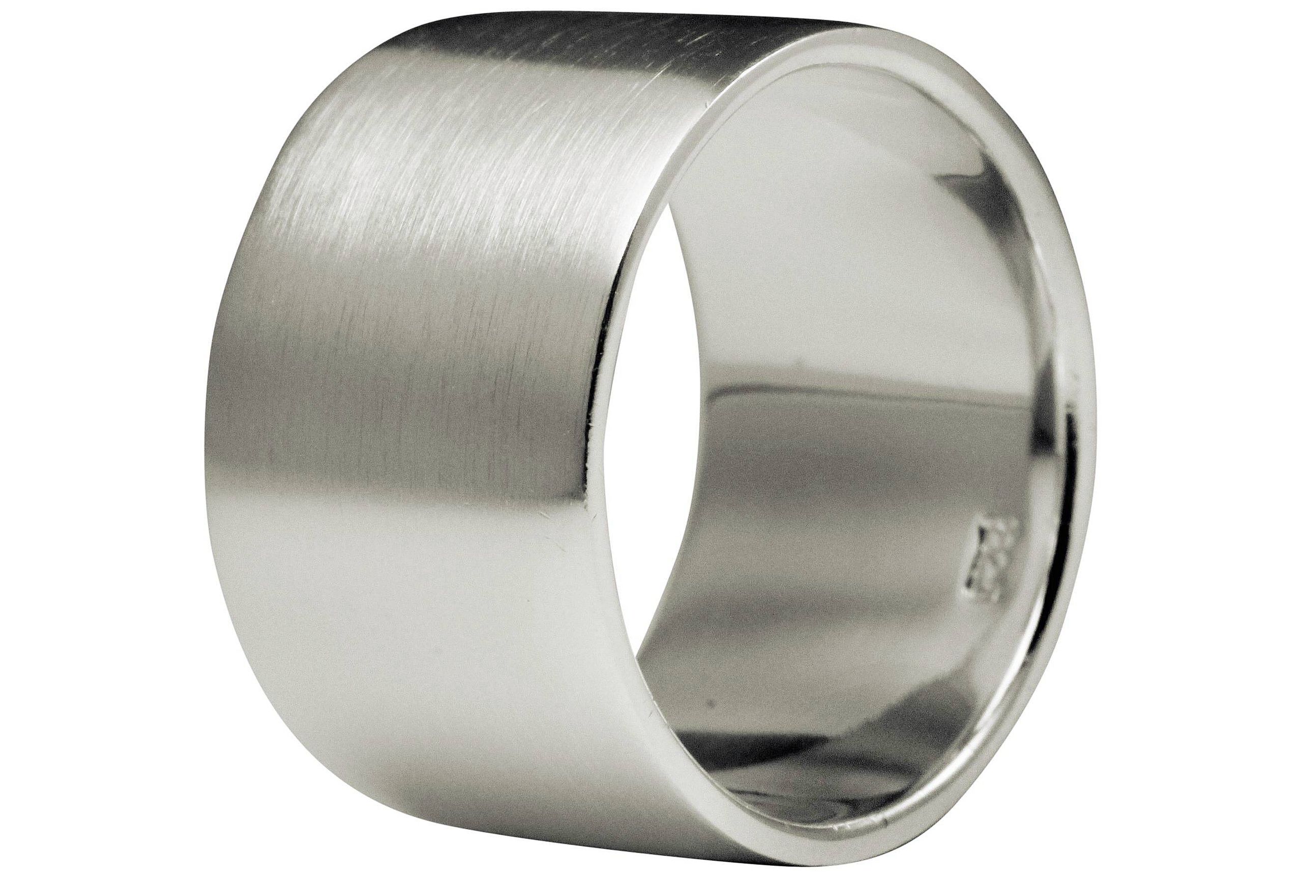 Ein klassicher Bandring aus Silber für Damen und Herren in den Größen 64 bis 74 mit breiter Ringschiene und mattierter Oberfläche