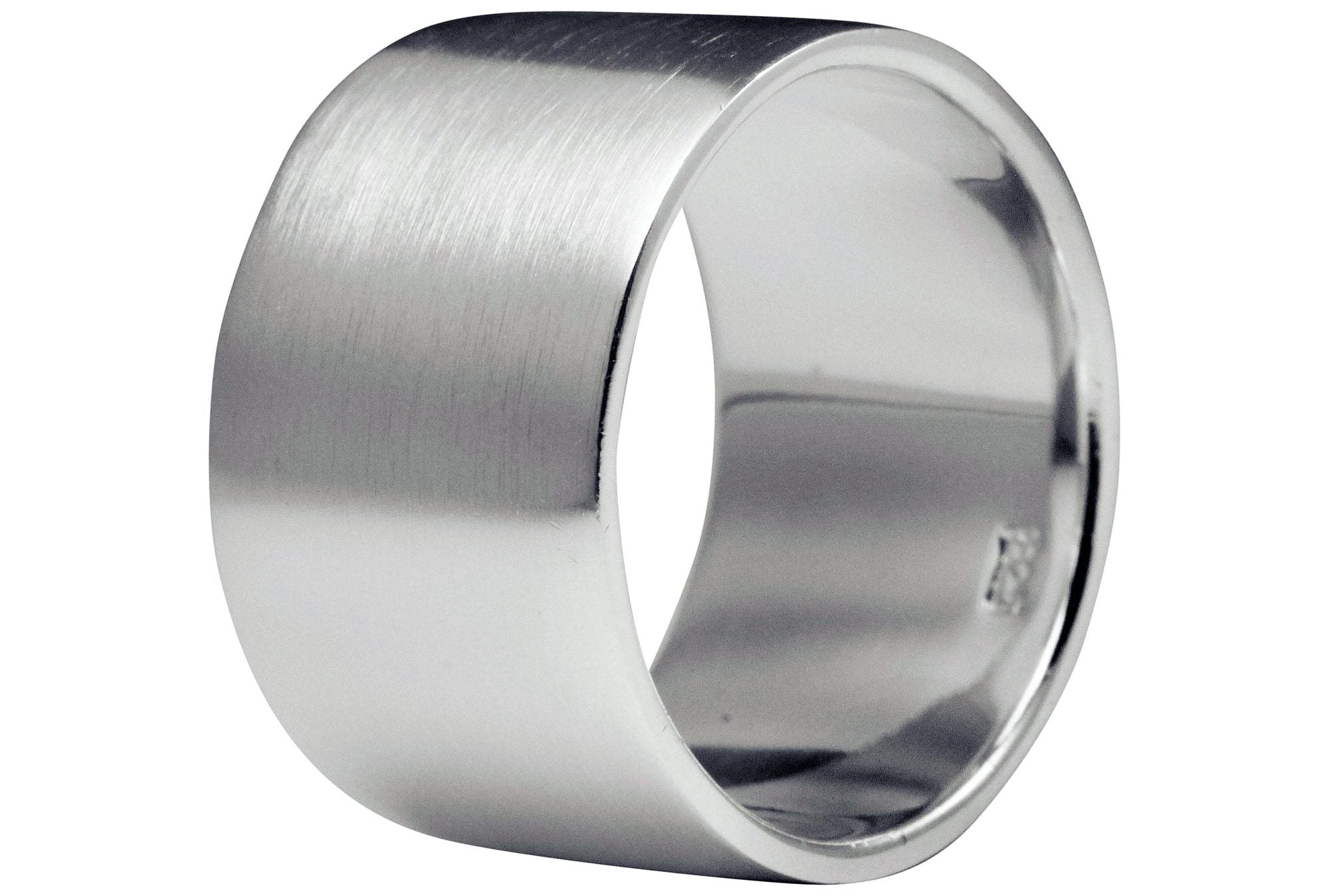 Ein klassicher Bandring aus Silber für Damen und Herren mit breiter Ringschiene und mattierter Oberfläche.