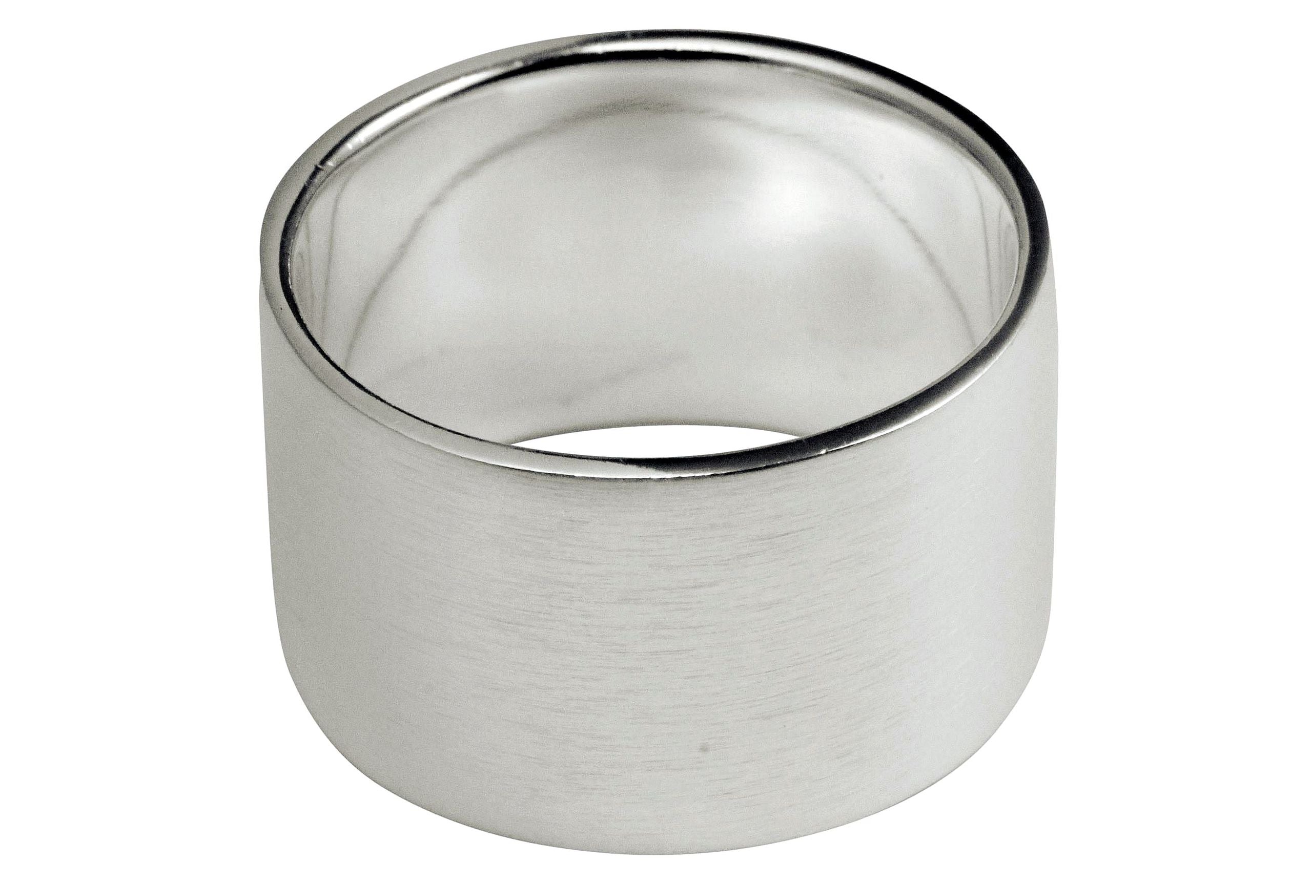 Ein klassicher Bandring aus Silber für Damen und Herren in den Größen 64 bis 74 mit breiter Ringschiene und mattierter Oberfläche