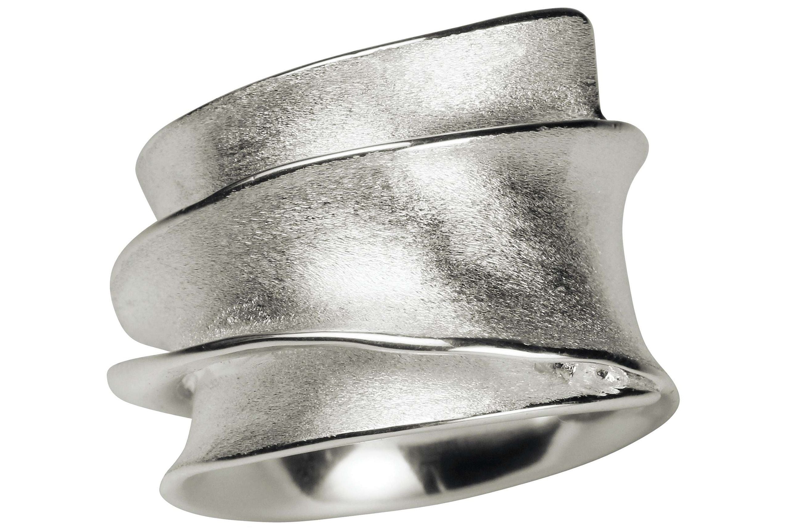 Ausdrucksstarker Wickelring aus Silber für Damen, der durch markantes Design und sanft nach außen gewölbte Kanten auszeichnet.
