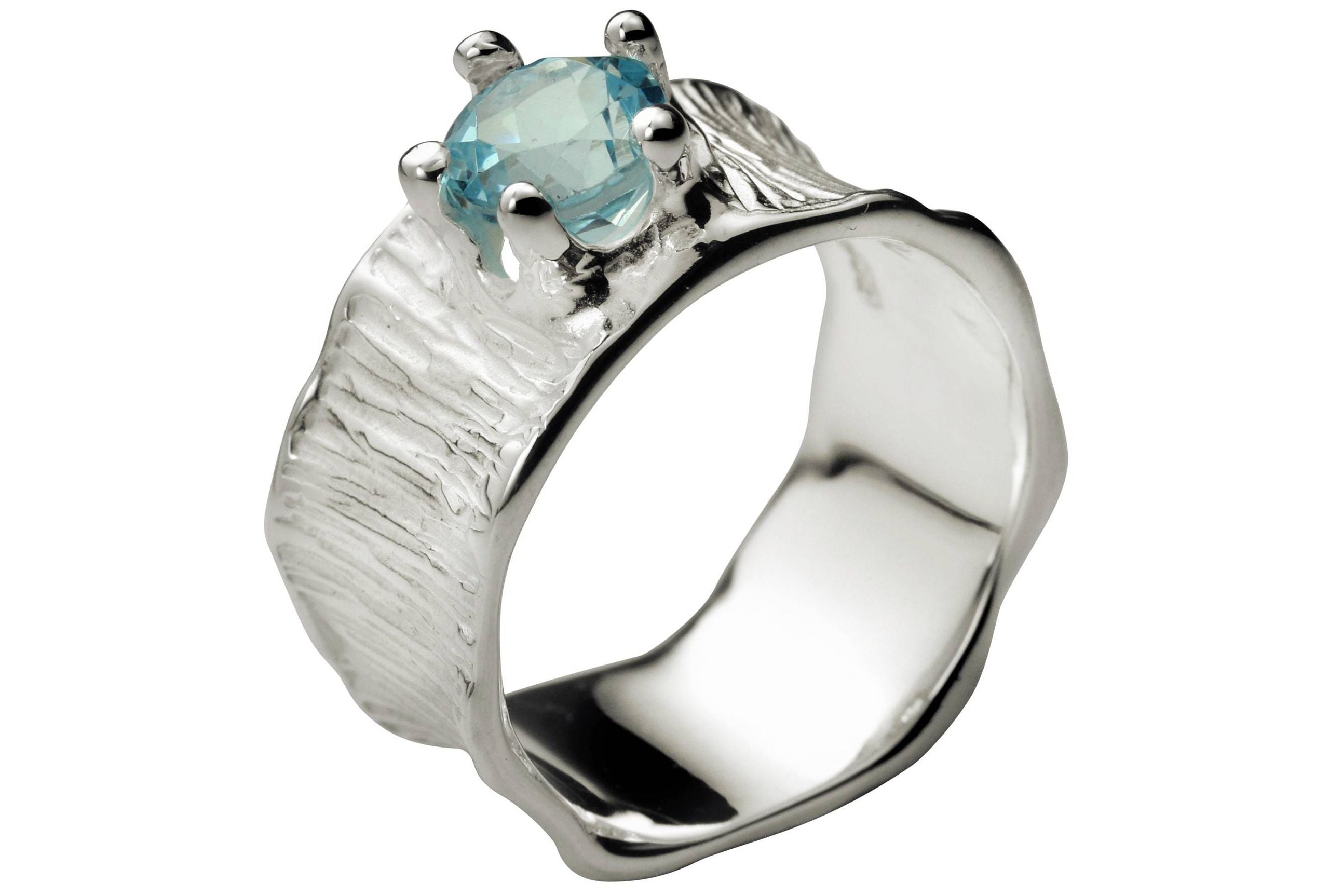 Ein Silberring für Damen gekrönt von einem Blautopas. Der klare Topas im Sternschliff ist in einer Krone mit fünf Zacken gefasst.