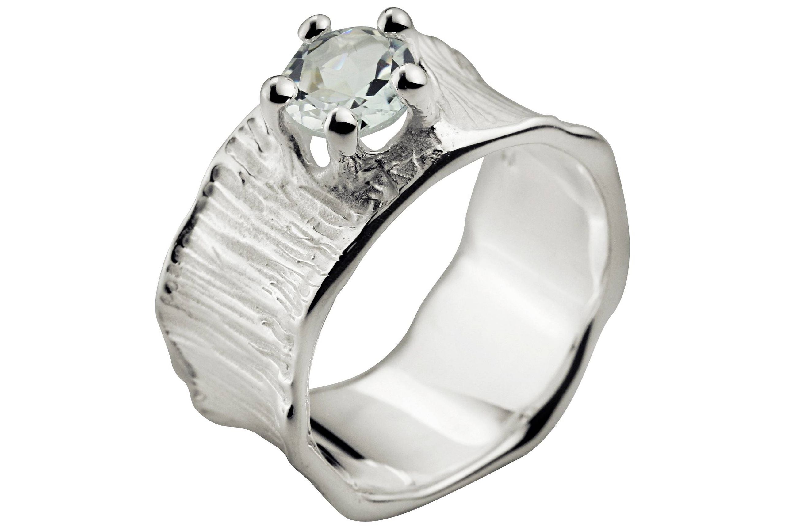Ein Silberring für Damen gekrönt von einem Weißen Topas. Der klare Topas im Sternschliff ist in einer Krone mit fünf Zacken gefasst.