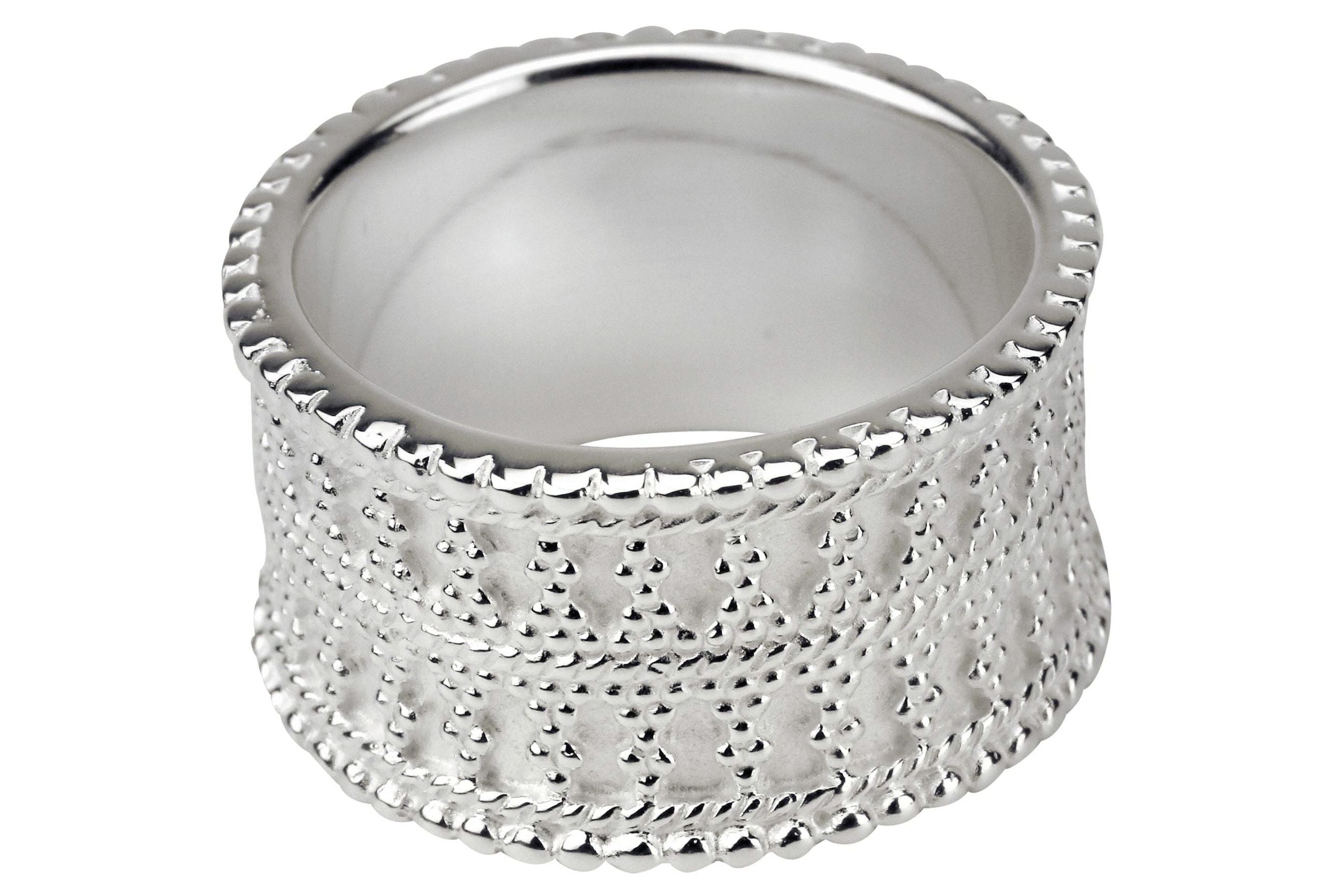 Ein Damenring mit einem fein gepunkteten Ornament-Band aus Silber für Damen.