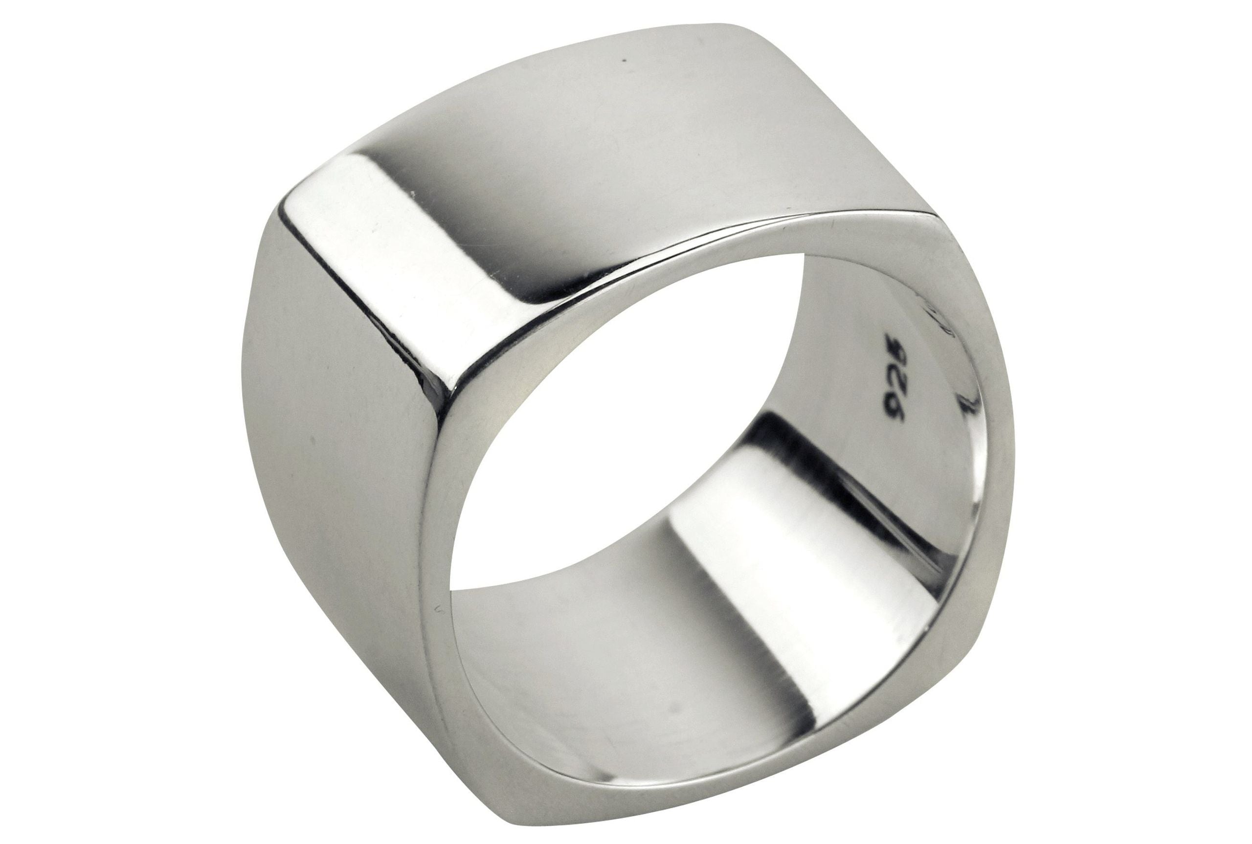 Ein geschmiedeter viereckiger Ring aus Silber mit einer glänzend polierten Oberfläche für Damen.