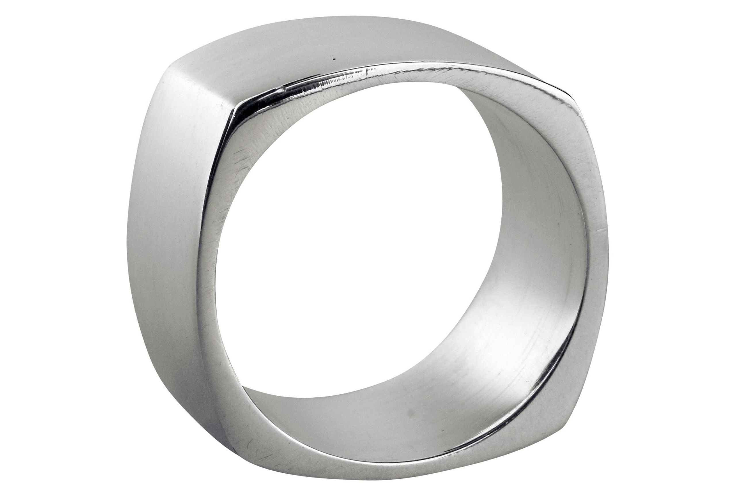 Ein geschmiedeter viereckiger Ring aus Silber mit einer glänzend polierten Oberfläche für Damen.