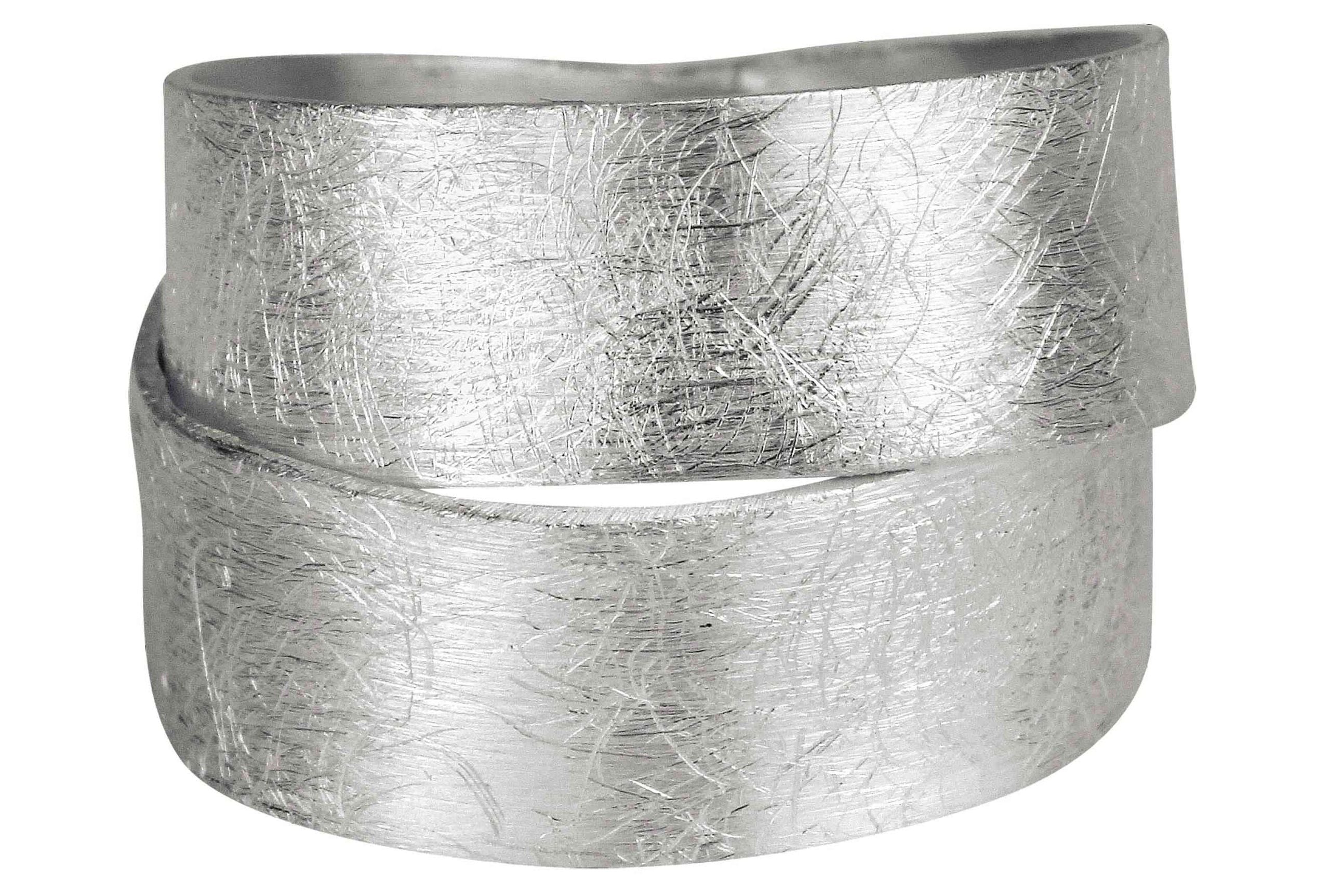 Ein geschmiedeter Ring aus Silber mit einer doppelt gewickelten Ringschiene für Damen.