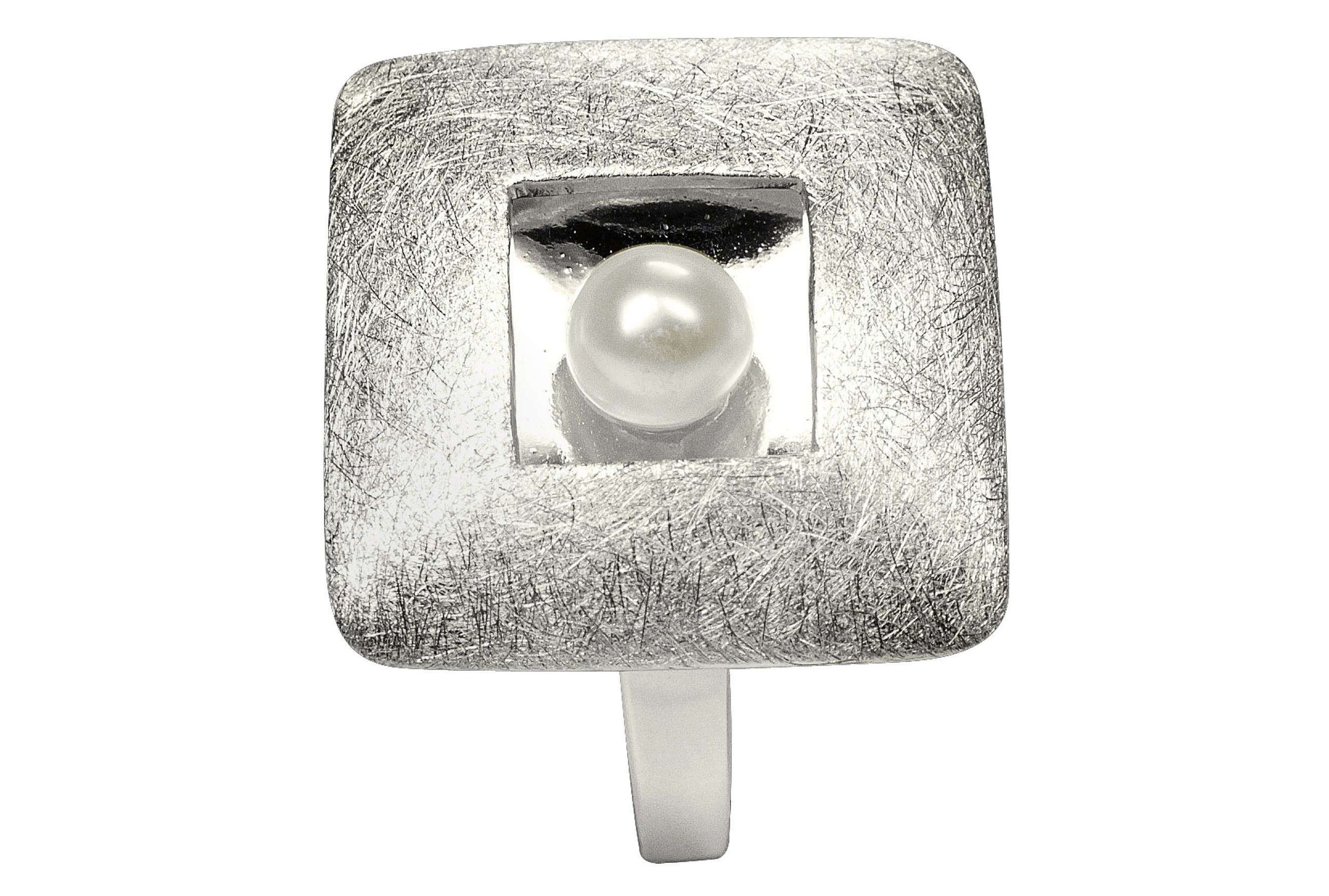 Damenring aus Silber mit einer Perle, die mittig in einem quadratischen Zierelement sitzt. Die Ringschiene ist klassisch gearbeitet.