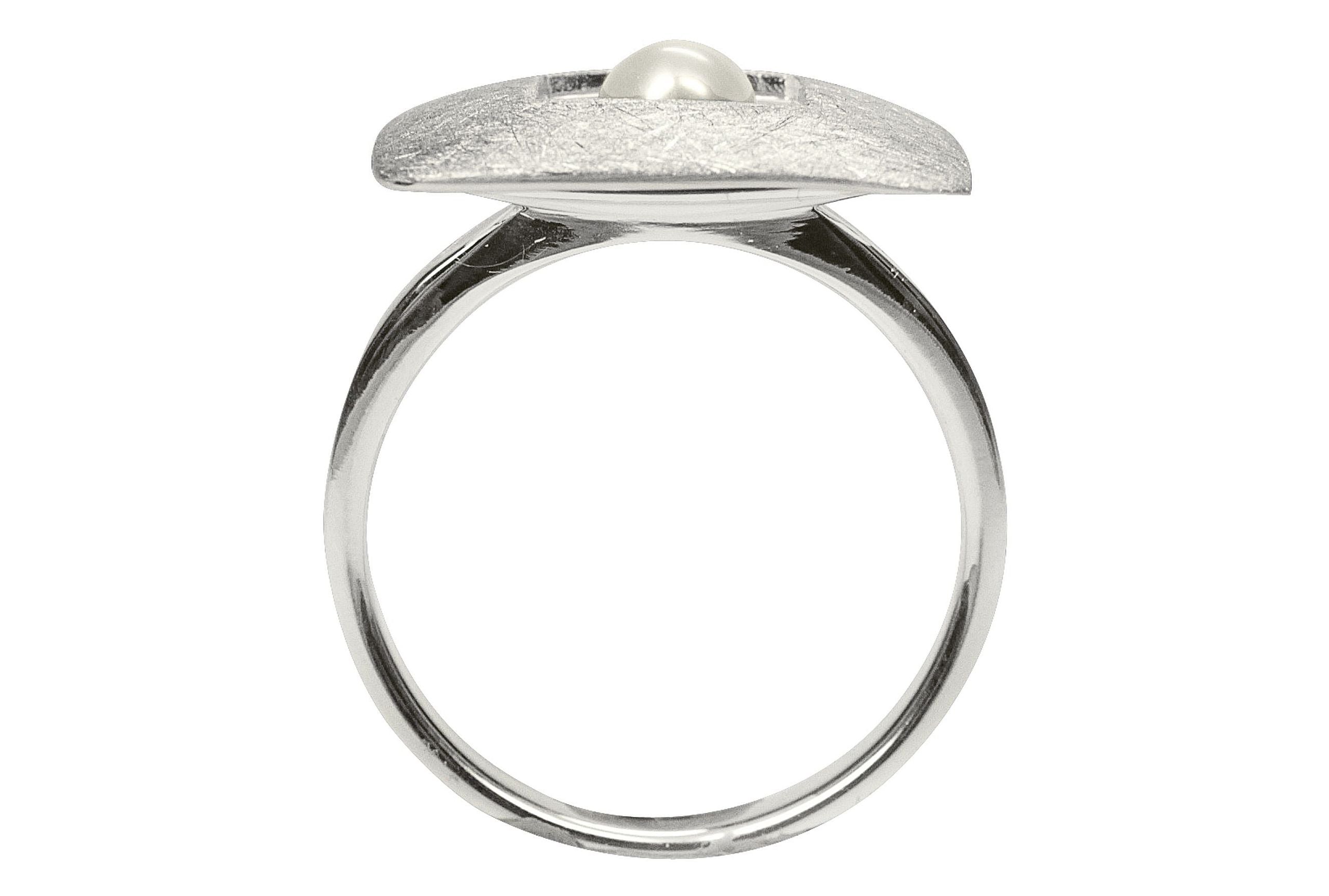 Damenring aus Silber mit einer Perle, die mittig in einem quadratischen Zierelement sitzt. Die Ringschiene ist klassisch gearbeitet.