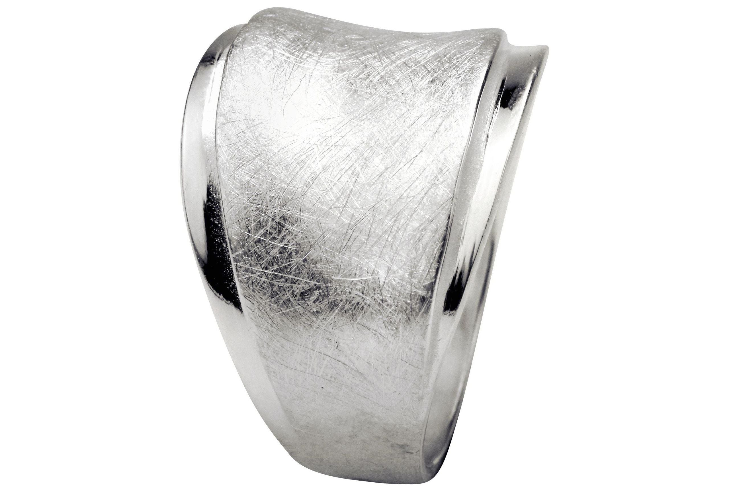 Ein Design Bandring aus Silber, bei dem ein mattierter und ein glänzender Ring gestuft übereinander liegen.