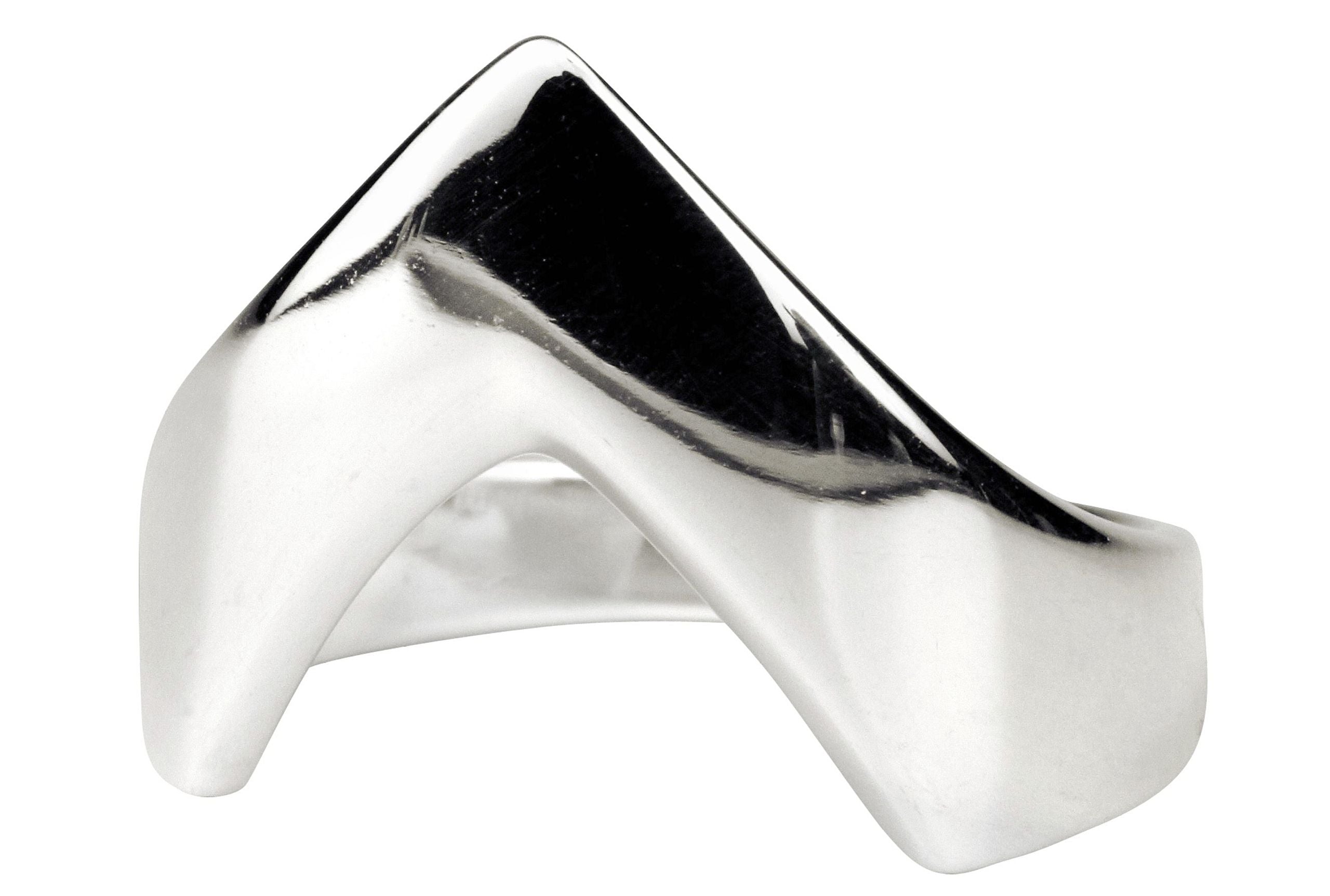 Ein spitz zulaufender Bandring aus Silber, der am Finger wie ein kleiner Pfeil nach vorne zeigt.