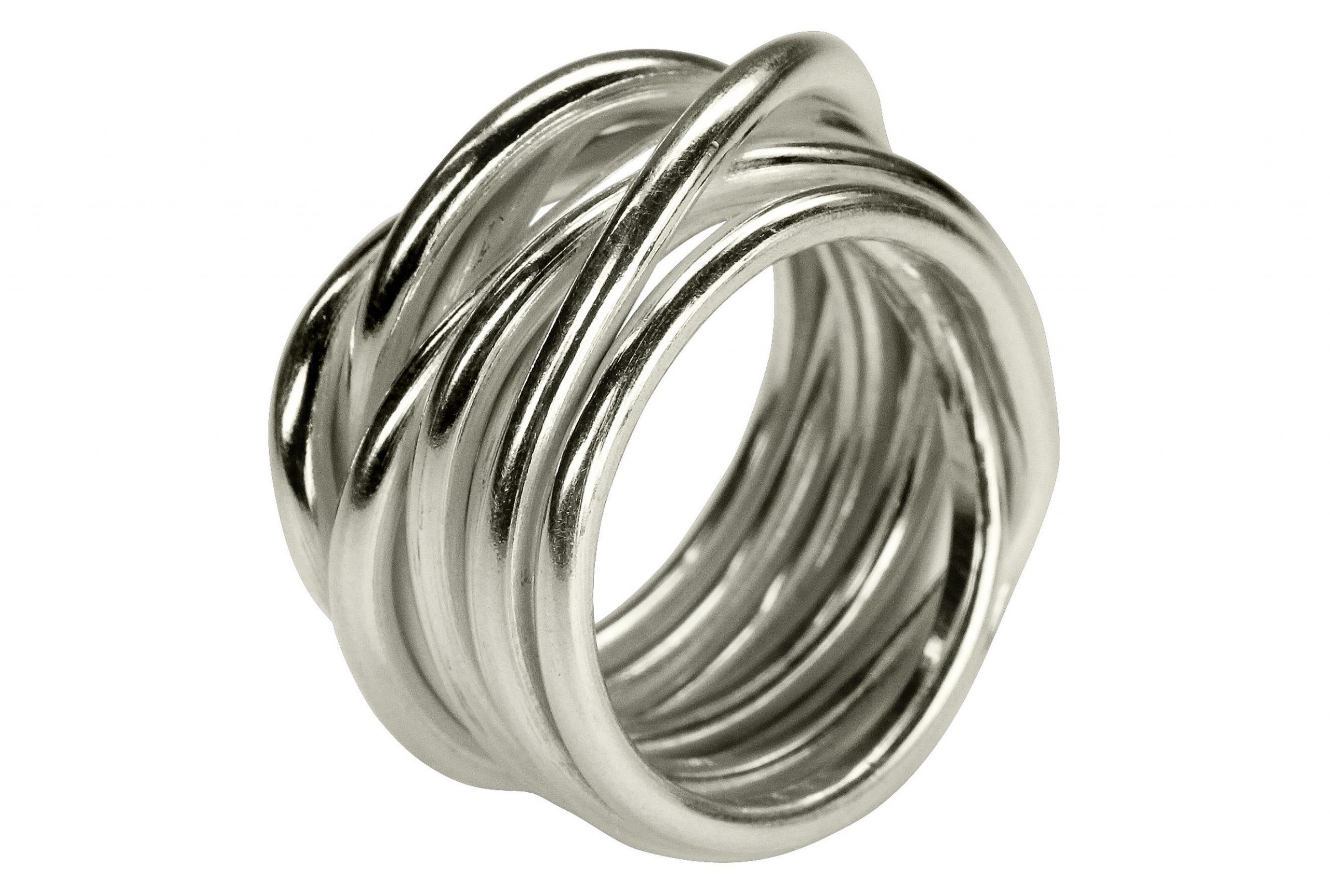 Ein Wickelring aus Silber für Damen bestehend aus sieben einzelnen Silbersträngen, die fest miteinander verbunden sind und dabei zusammen einen Ring formen.