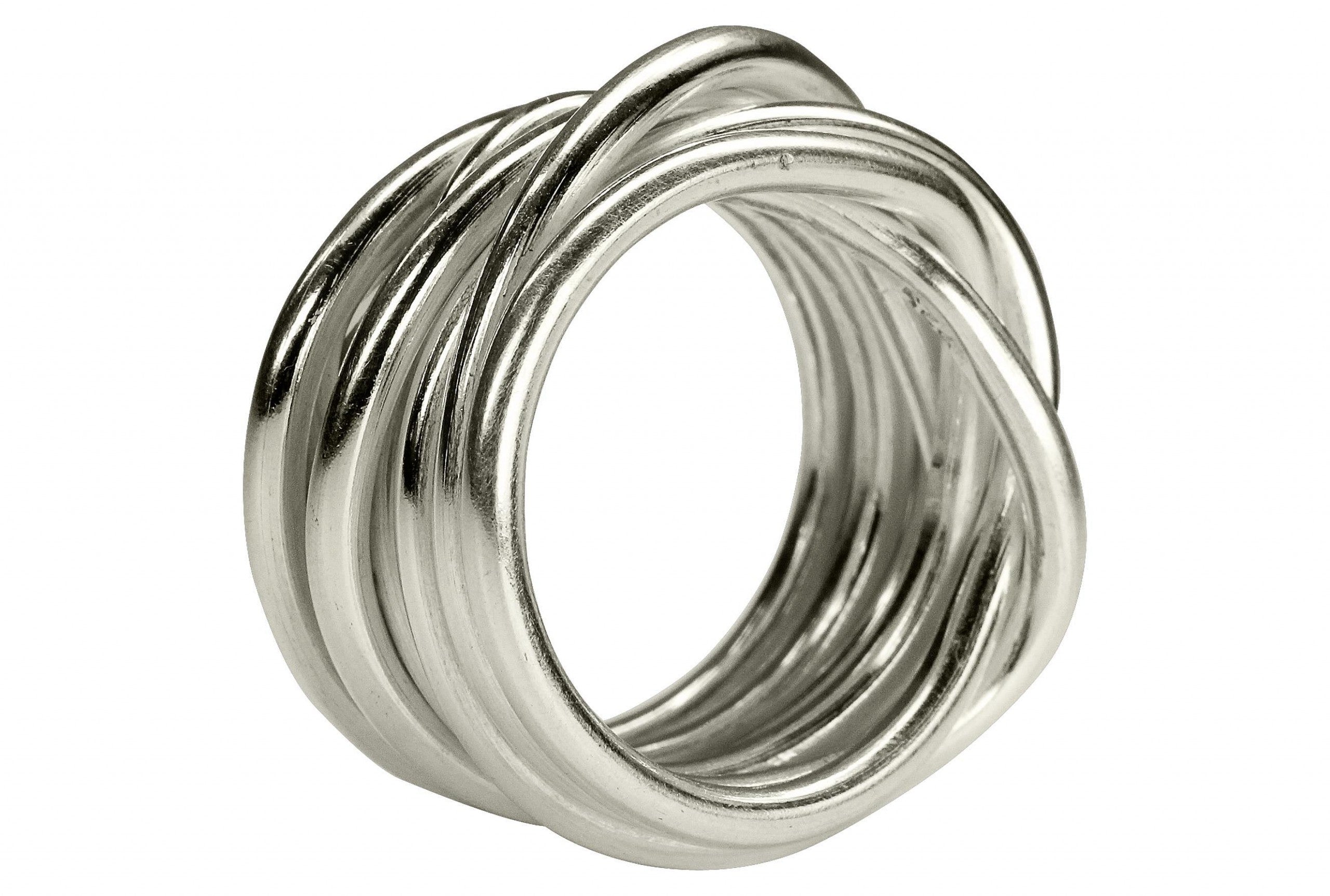 Ein Wickelring aus Silber für Damen bestehend aus sieben einzelnen Silbersträngen, die fest miteinander verbunden sind und dabei zusammen einen Ring formen.