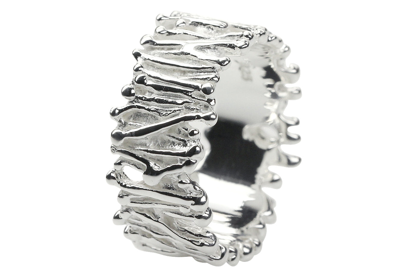 Ein Ring im Stäbchendesign für Damen und Herren aus Silber mit einer filigran gearbeiteten Oberfläche.