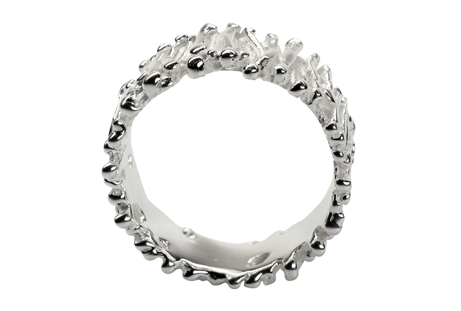 Ein Ring im Stäbchendesign für Damen und Herren aus Silber mit einer filigran gearbeiteten Oberfläche.