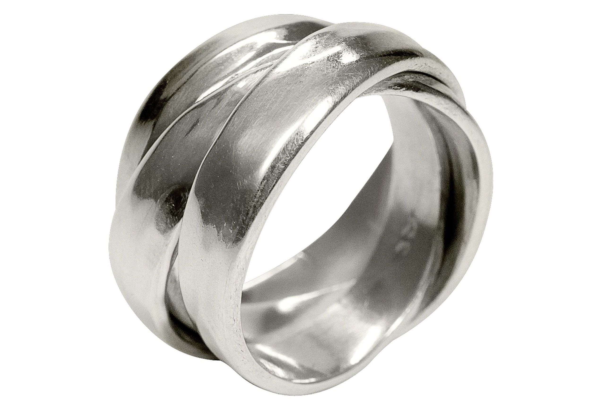 Eleganter Damenring aus Silber mit drei fest verbundenen Ringschienen. Der Ring ist geschmiedet und hat eine leicht gehämmerte Oberfläche.