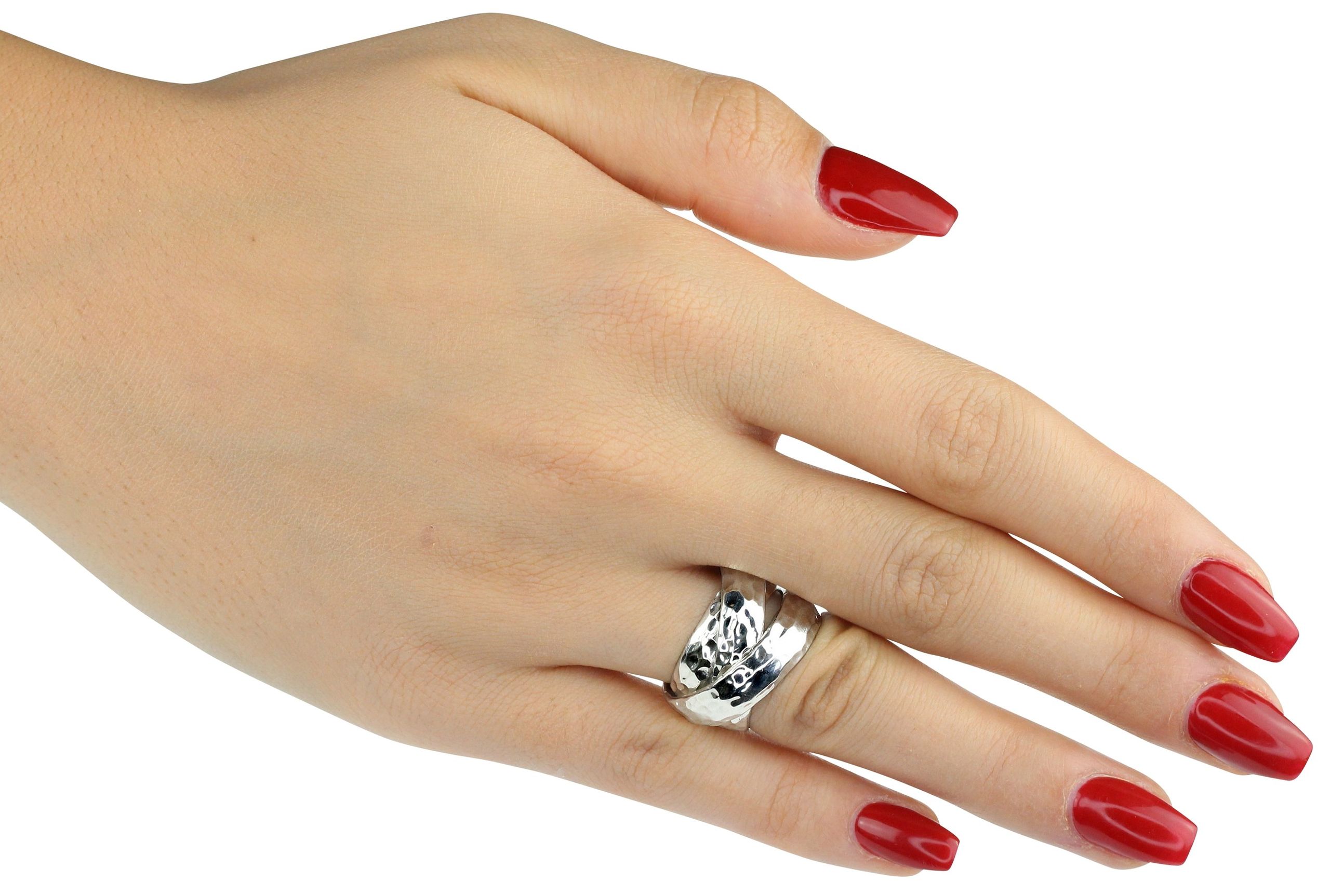 Eleganter Damenring aus Silber mit drei fest verbundenen Ringschienen, getragen an einer Damenhand. Der Ring ist geschmiedet und hat eine leicht gehämmerte Oberfläche.