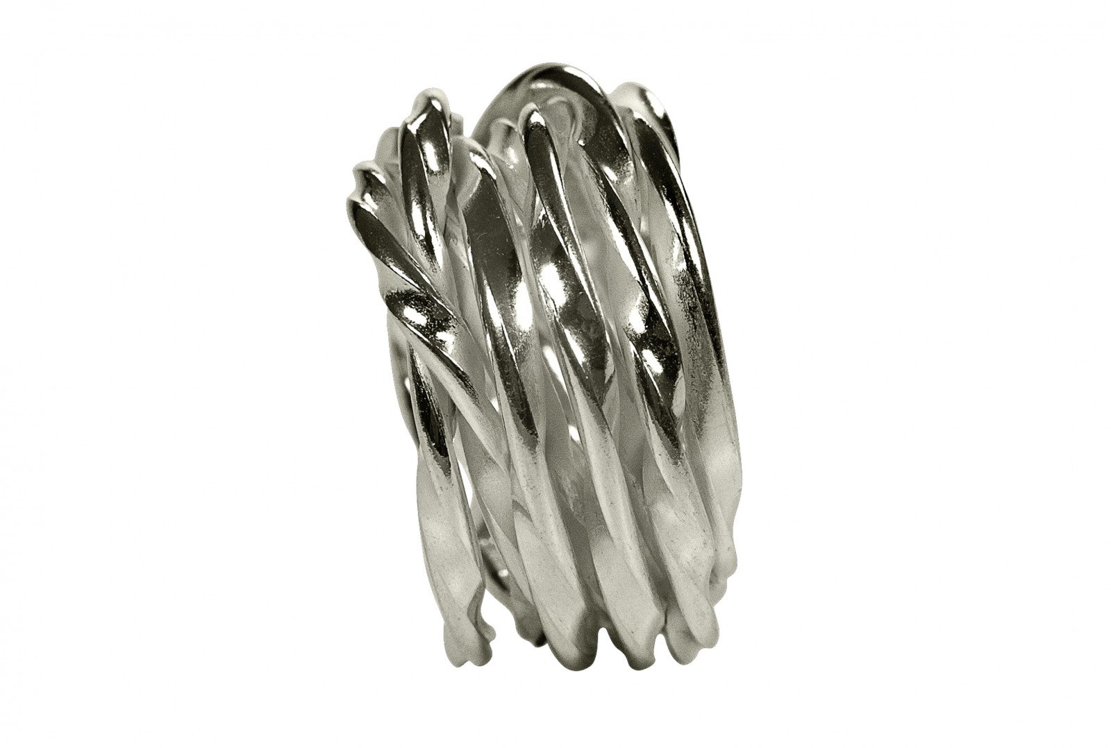 Ein Wickelring aus Silber für Damen, gearbeitet aus einem schlanken leicht gekordelten Strang, der sich mehrfach um den Finger wickelt, in den Größen von 64 bis 70.