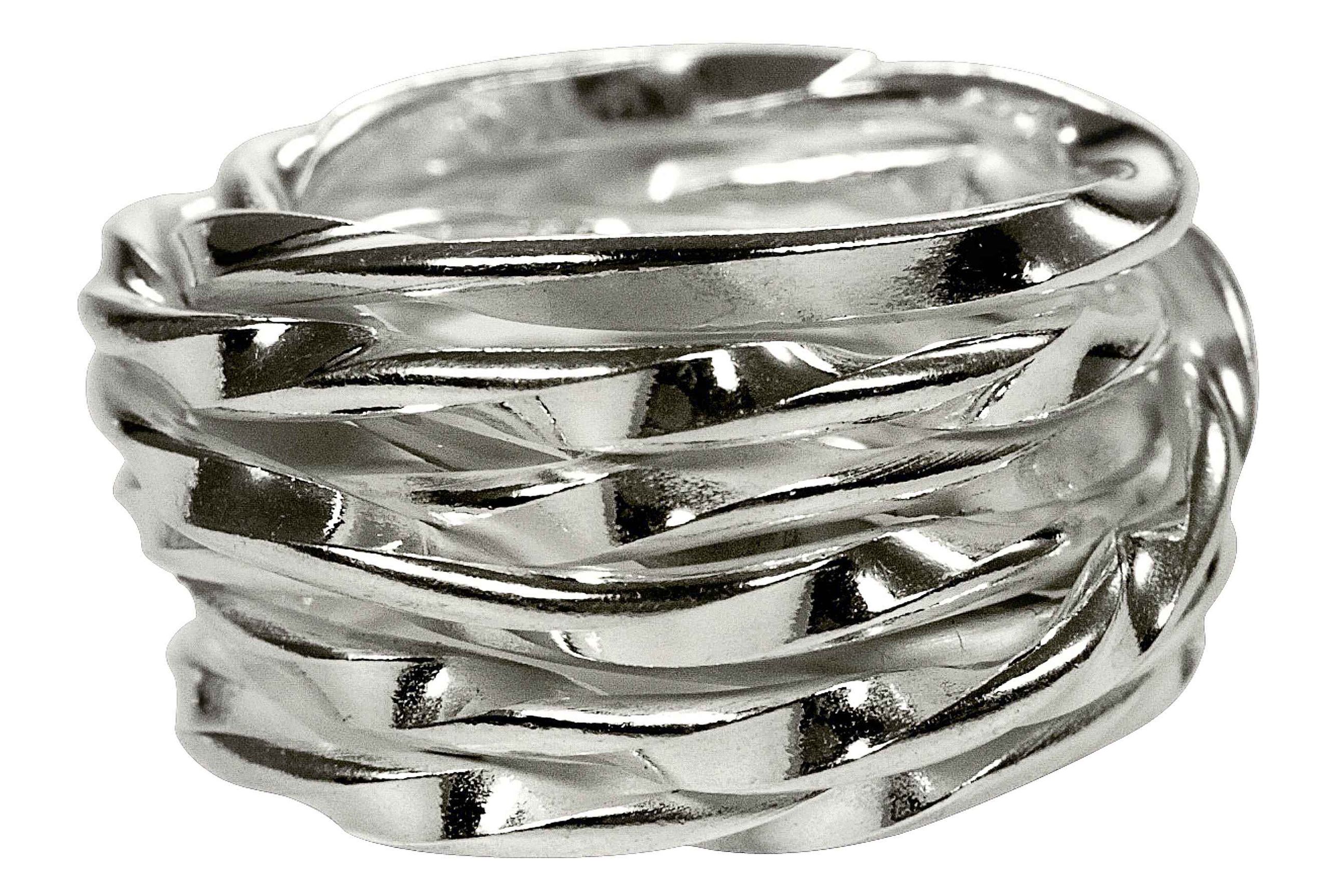Ein Wickelring aus Silber für Damen, gearbeitet aus einem schlanken leicht gekordelten Strang, der sich mehrfach um den Finger wickelt.