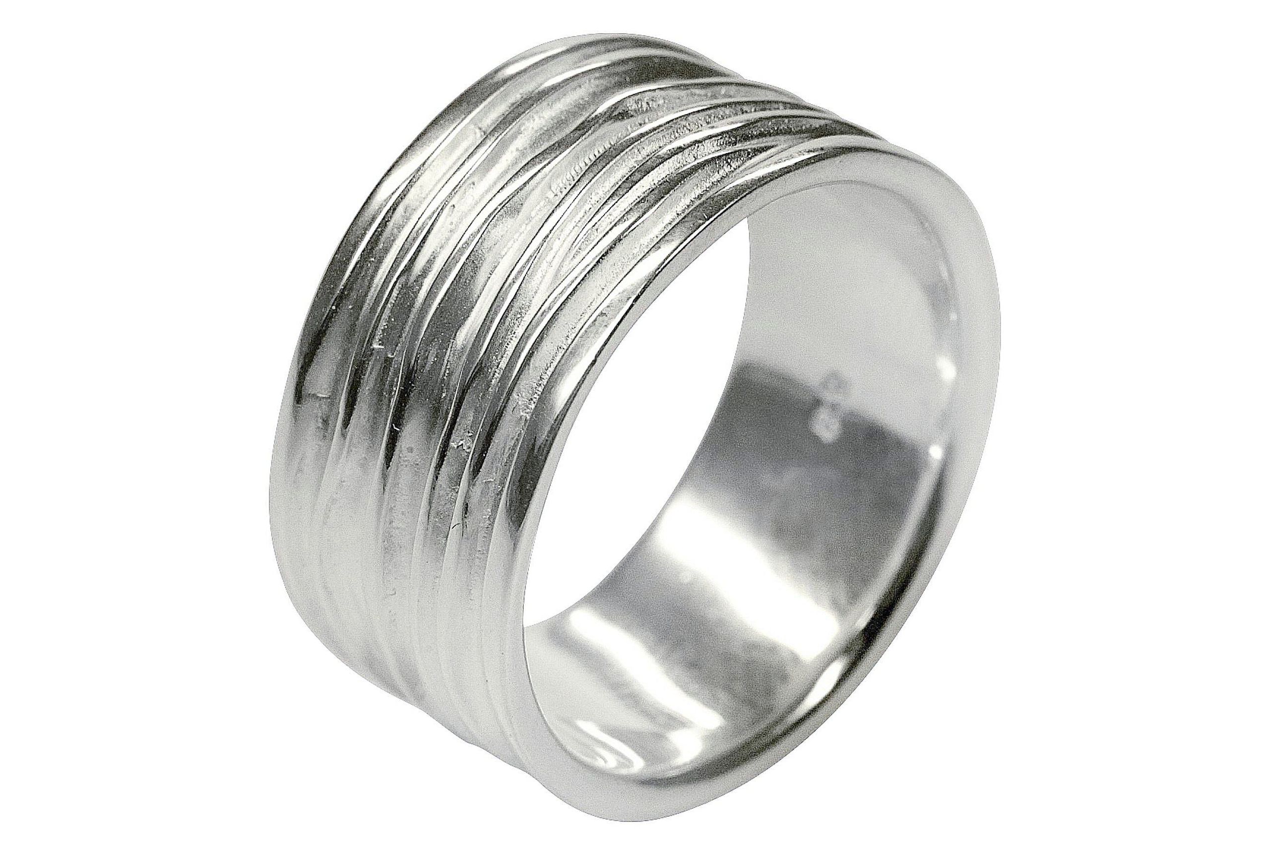Breiter Silberring mit einer gefalteten Wellenstruktur als Oberfläche. Der Ring bietet sich als Schmuck für Damen und für Herren an.