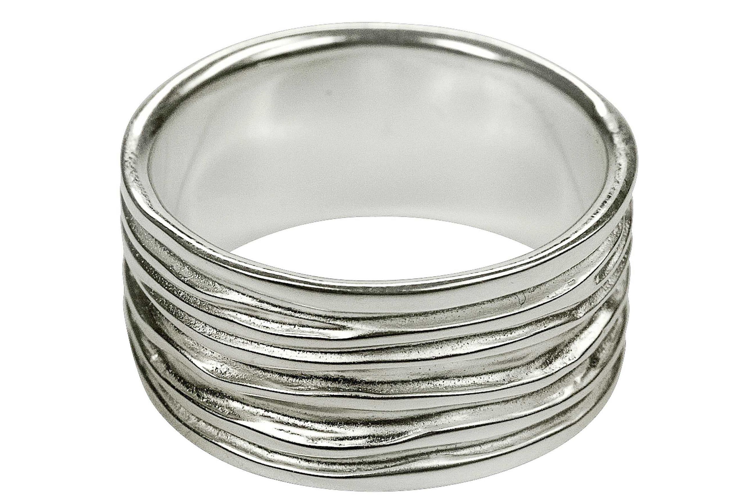 Breiter Silberring mit einer gefalteten Wellenstruktur als Oberfläche. Der Ring bietet sich als Schmuck für Damen und für Herren an.
