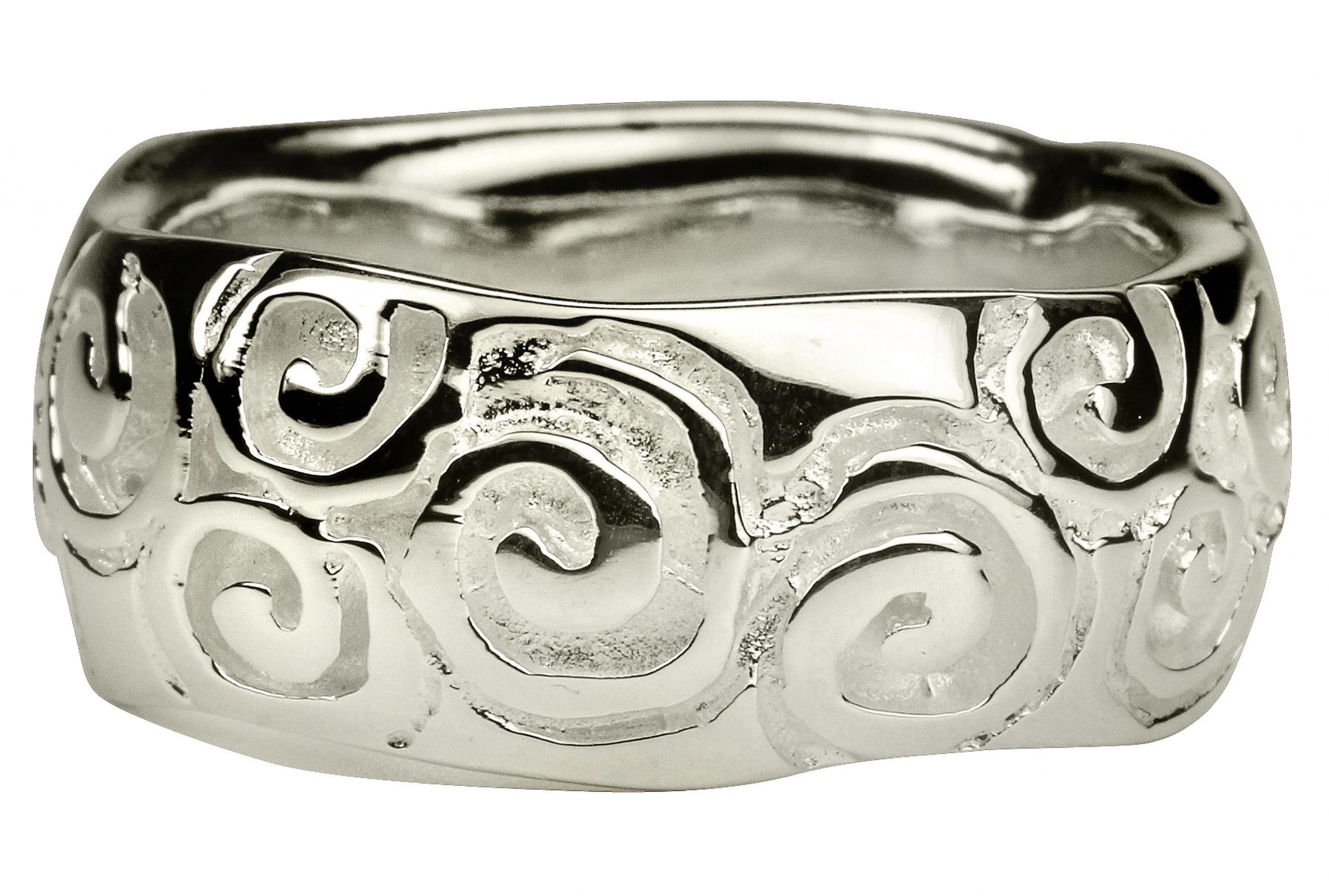 Bandring aus Silber für Damen mit einem durchlaufenden Ornamentband an der Oberfläche.