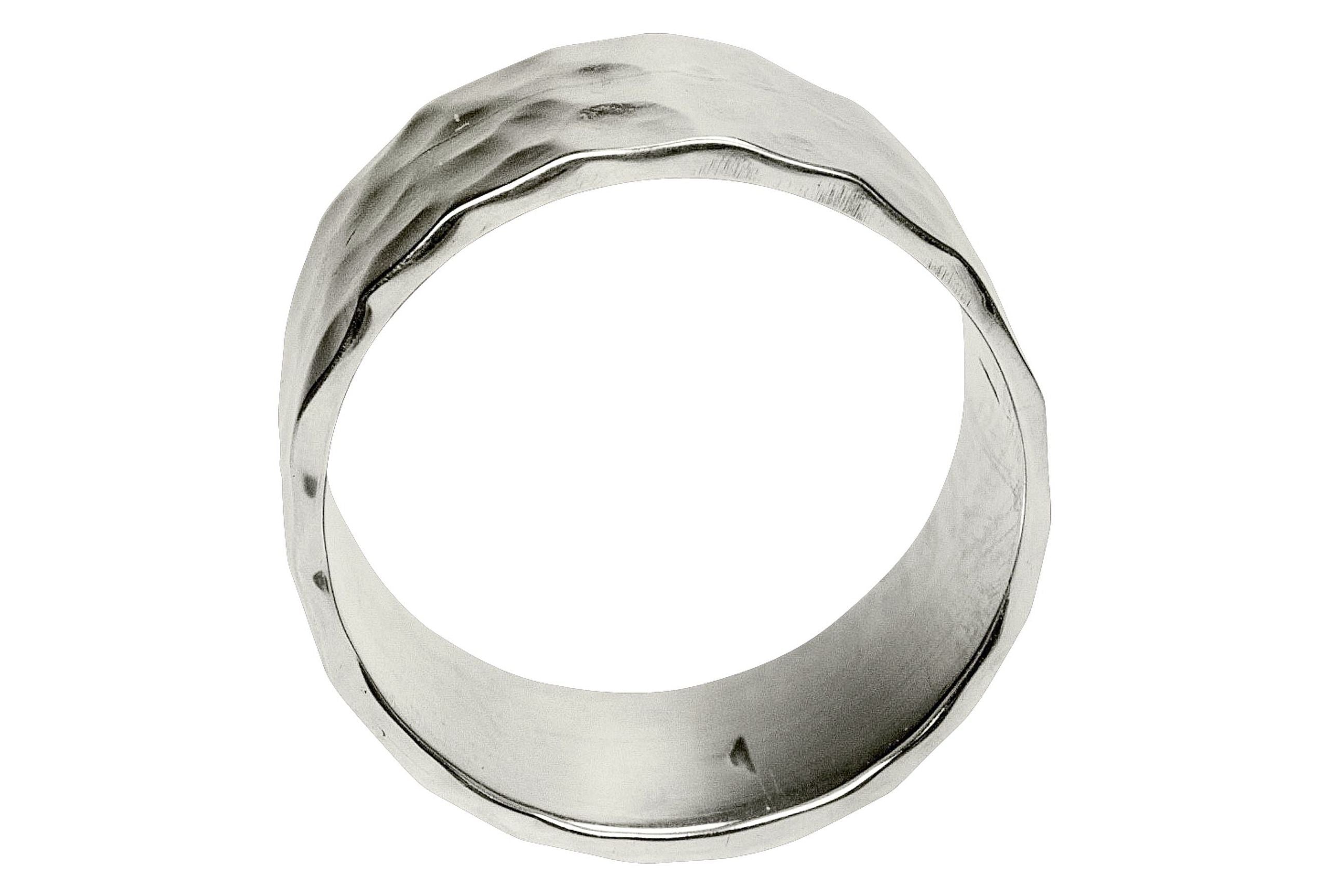 Geschmiedeter Bandring aus Silber mit glänzend gehämmerter Oberfläche in den Größen von 64 bis 72.