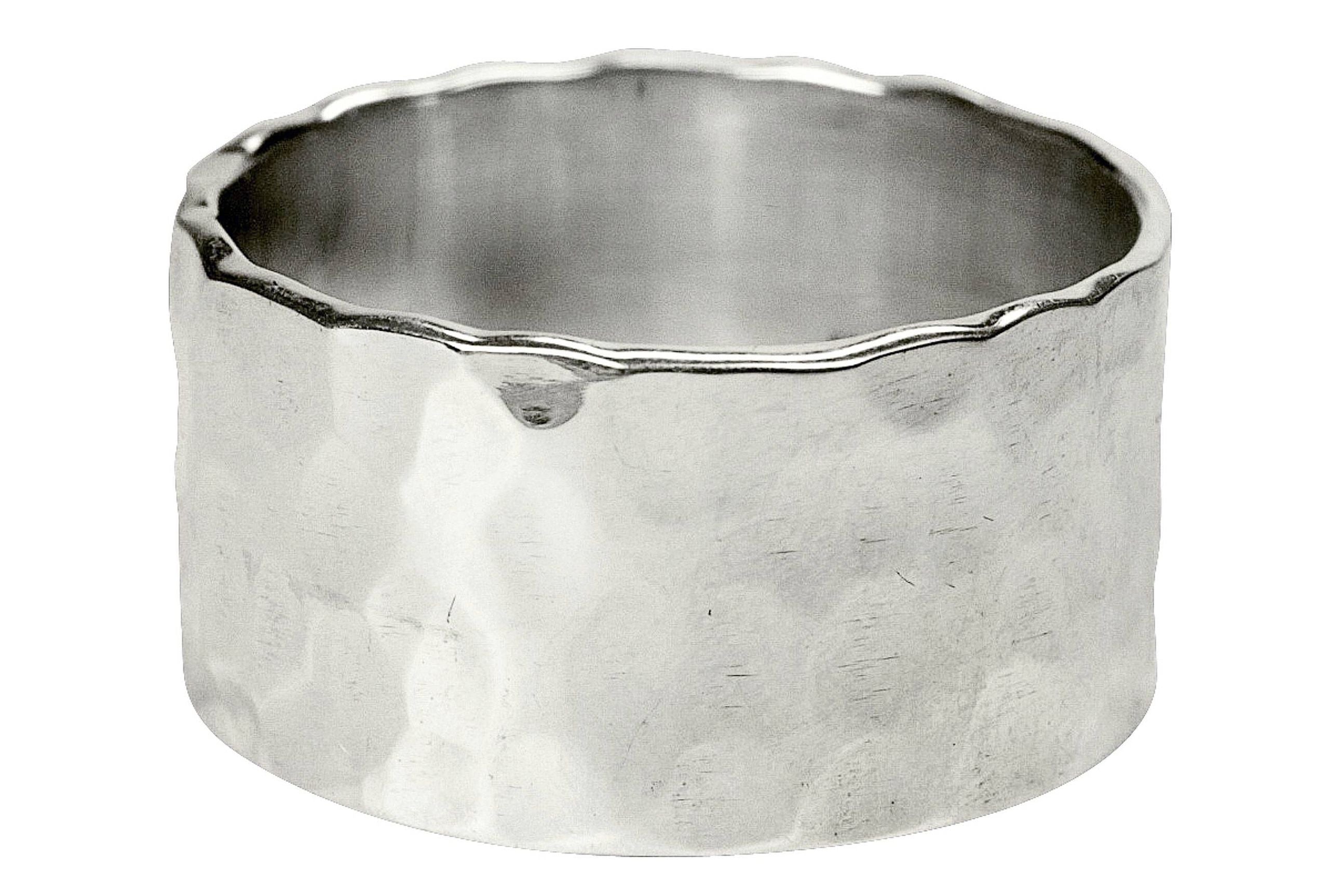 Geschmiedeter klassischer Bandring aus Silber für Damen und Herren mit glänzend gehämmerter Oberfläche.
