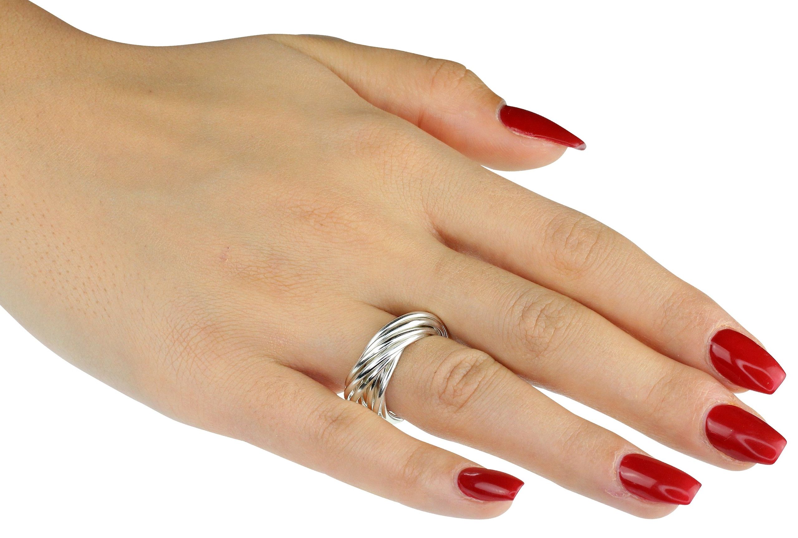 Mehrfachring für Damen aus Silber, bestehend aus zwölf einzelnen kleinen Ringen mit glänzender Oberfläche, getragen an einer Damenhand.