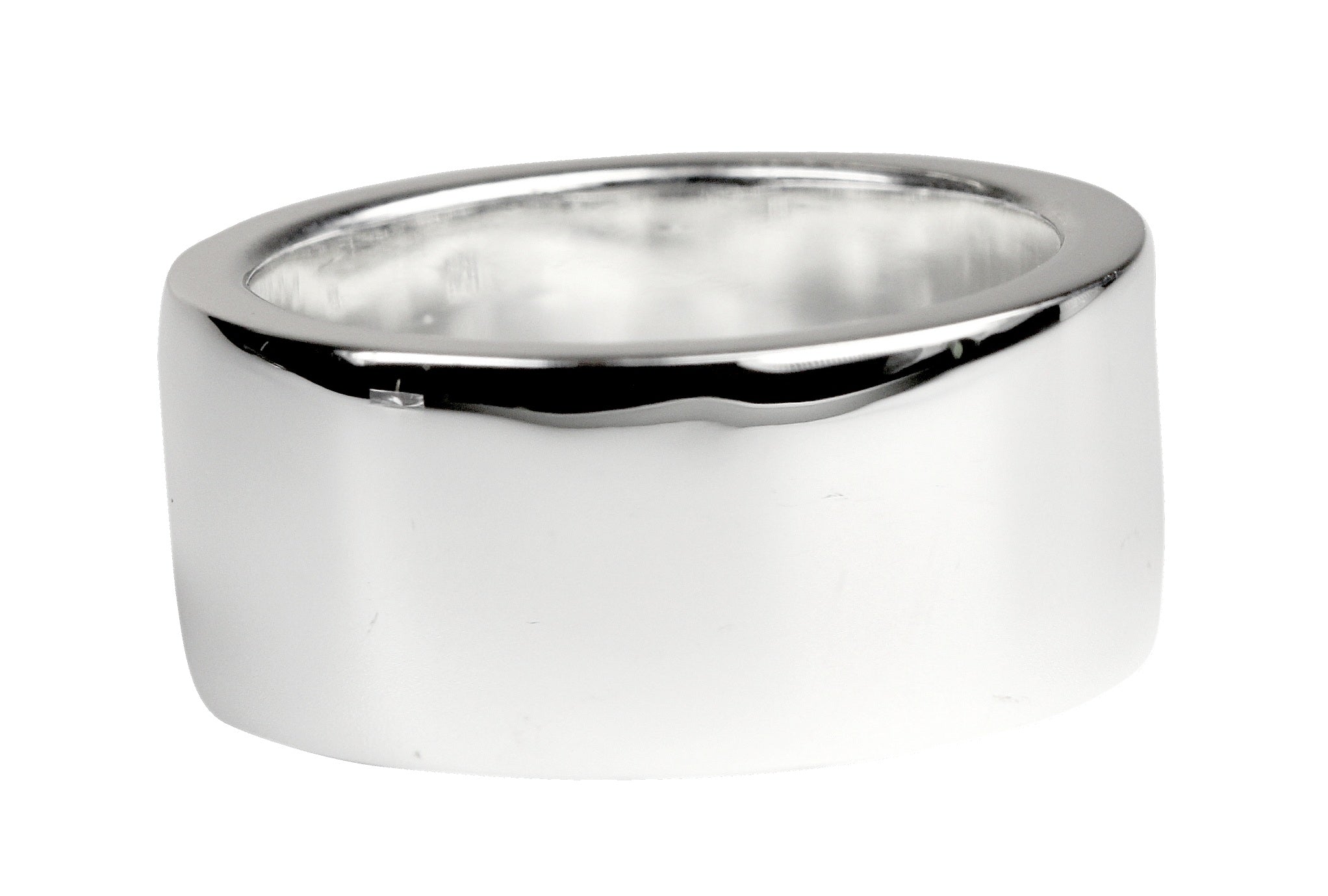 Ein massiver Bandring für Damen und Herren aus Silber mit einer glänzend polierten Oberfläche.