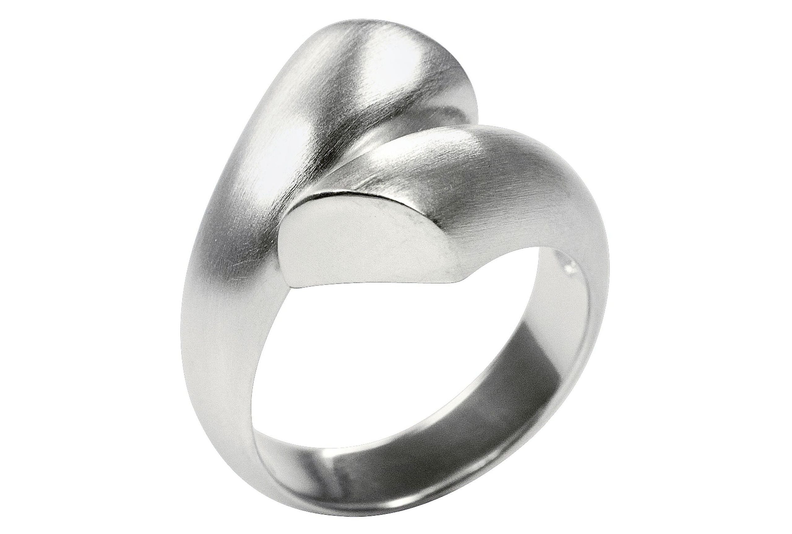 Geschwungener Ring aus Silber, dessen Enden nicht verbunden sind und einander offen gegenüberstehen.