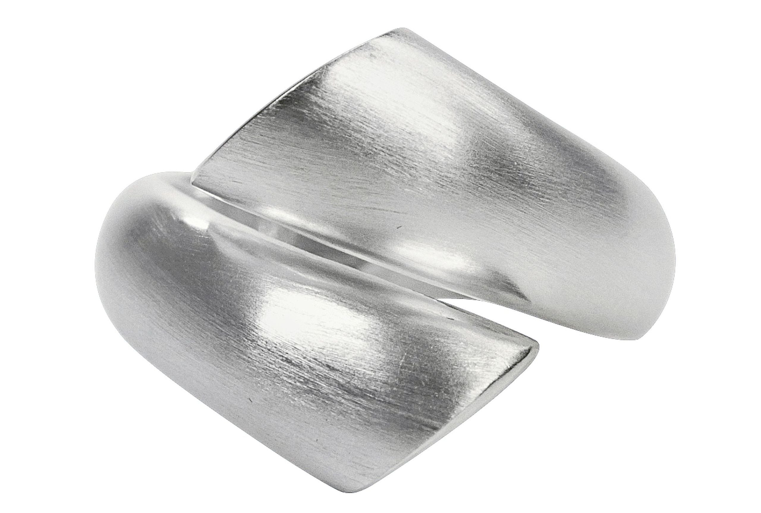 Geschwungener Ring aus Silber, dessen Enden nicht verbunden sind und einander offen gegenüberstehen.