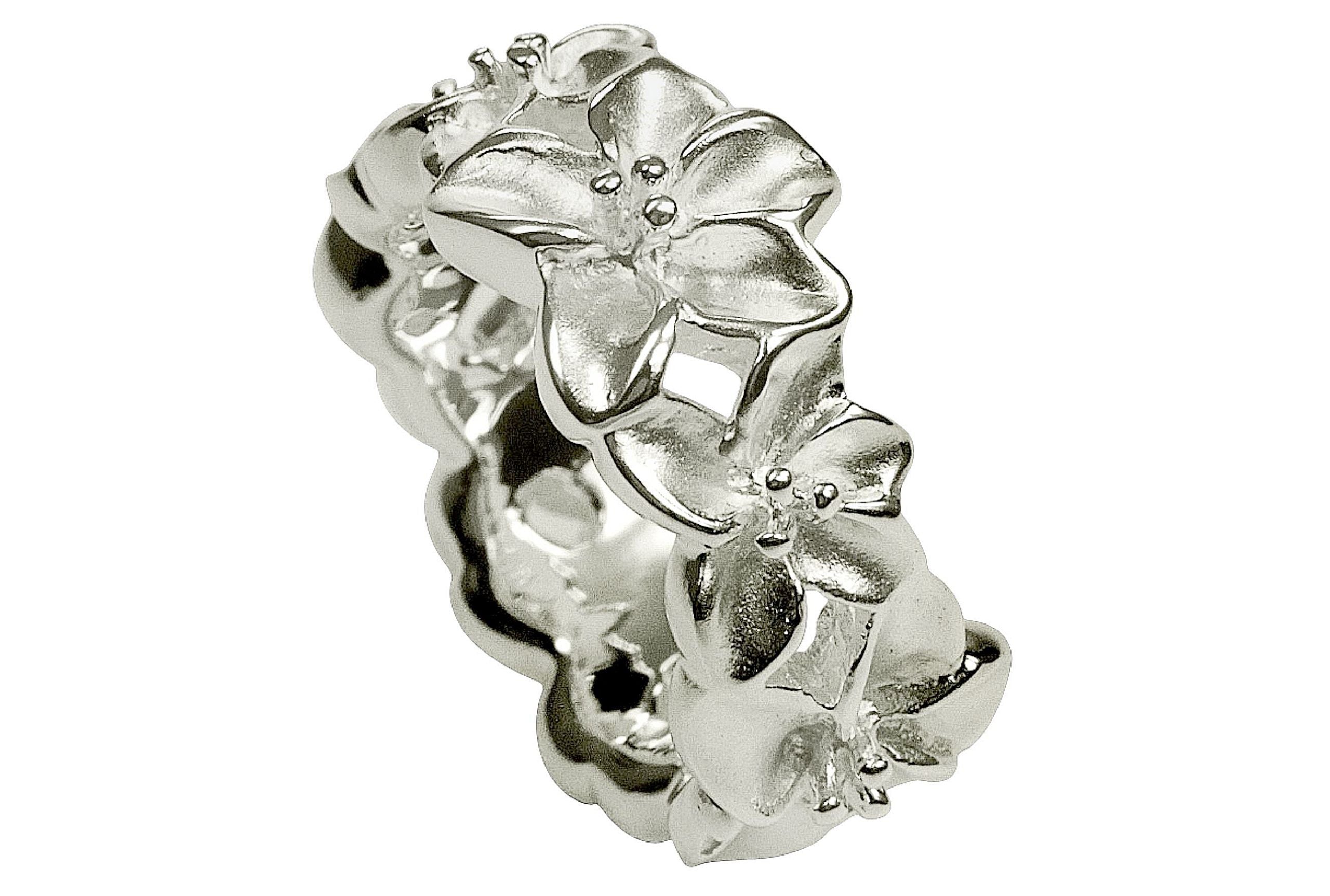 Ring aus Silber im Design eines Blütenrings. Der Ring ist massiv gearbeitet und hat eine sandgestrahlte Oberfläche.
