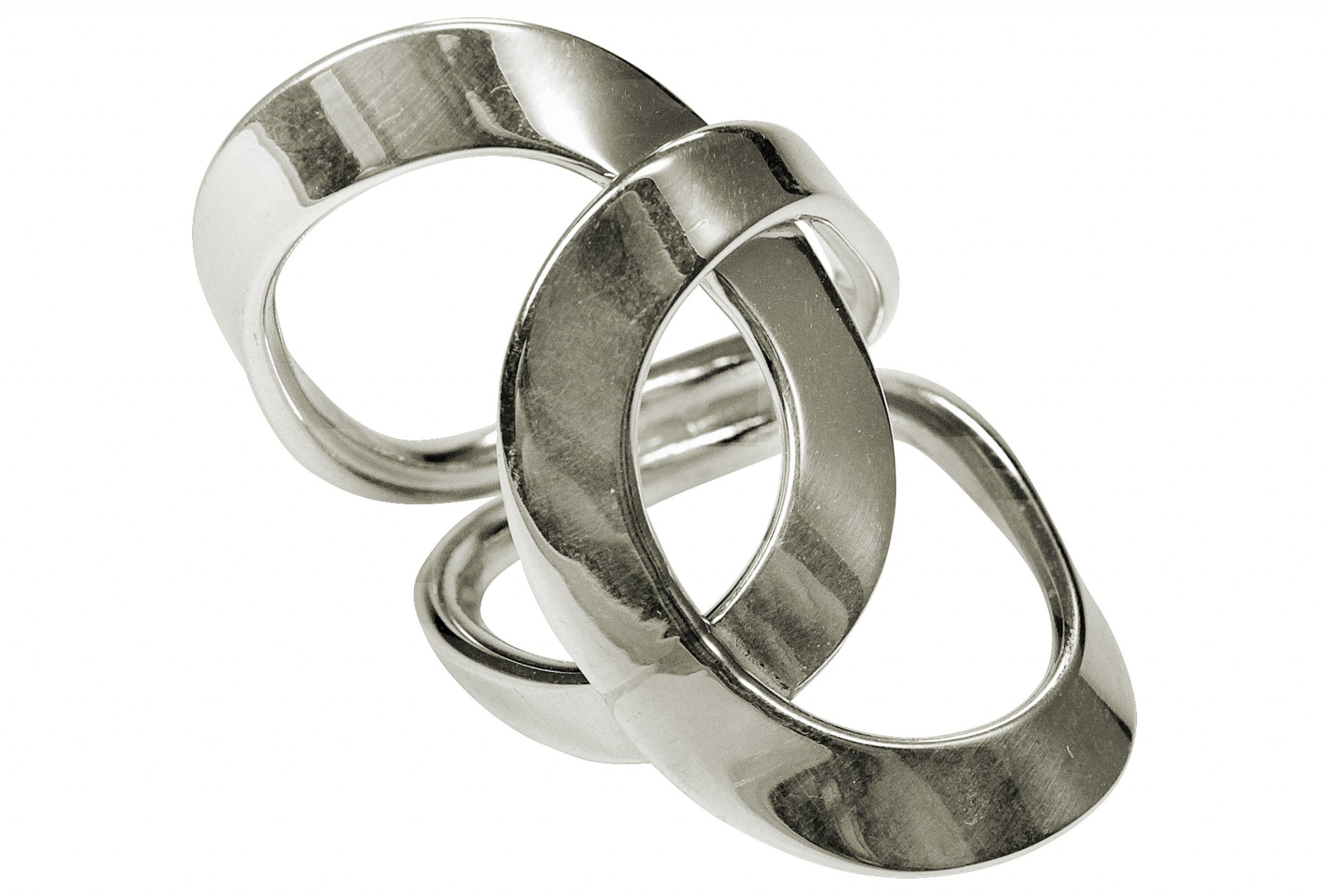 Geschmiedeter Damenring aus zwei Kreisen, die kunstvoll ineinander verschlungen sind. Der Ring ist geschmiedet und hat eine glänzende Oberfläche.