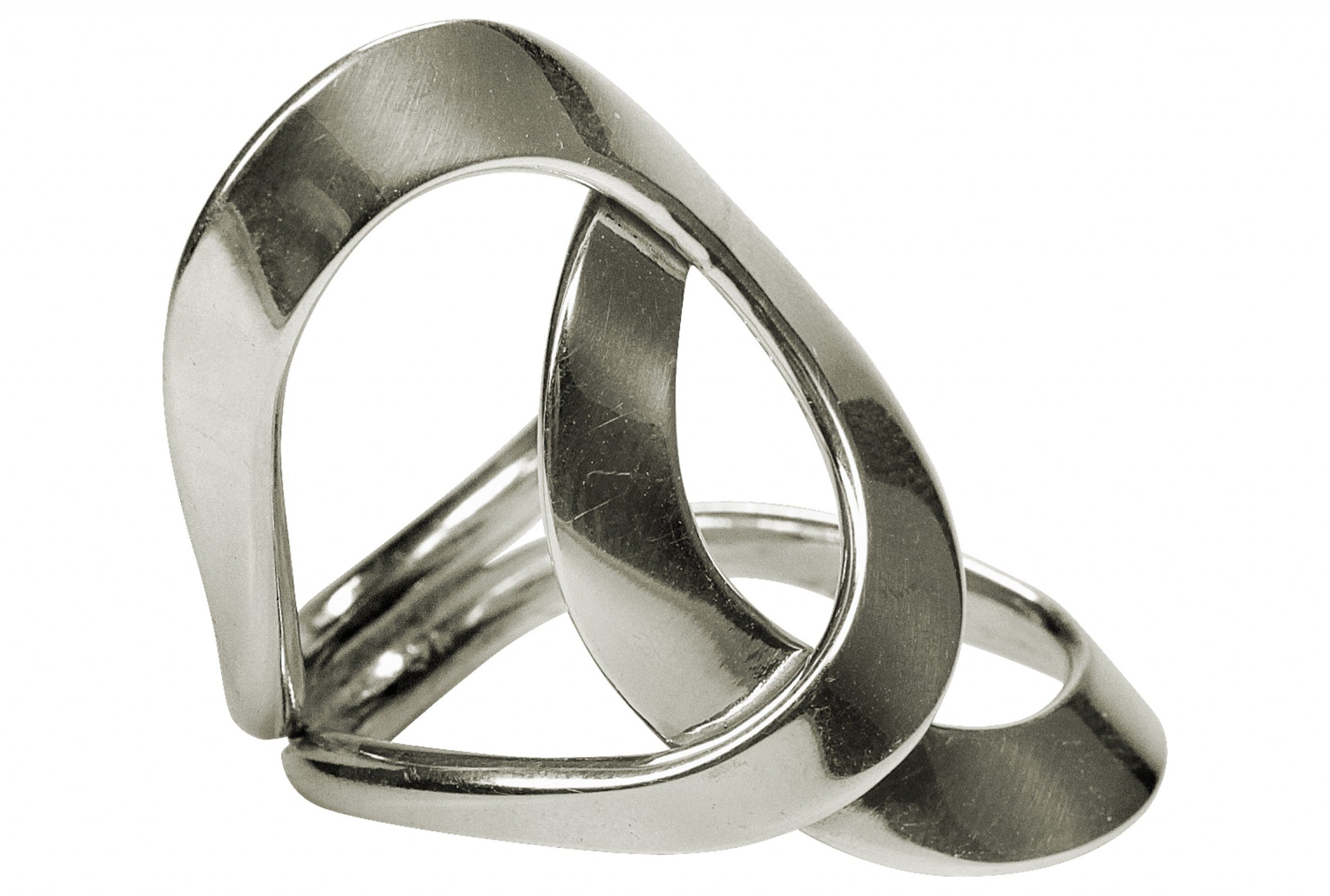 Geschmiedeter Damenring aus zwei Kreisen, die kunstvoll ineinander verschlungen sind. Der Ring ist geschmiedet und hat eine glänzende Oberfläche.
