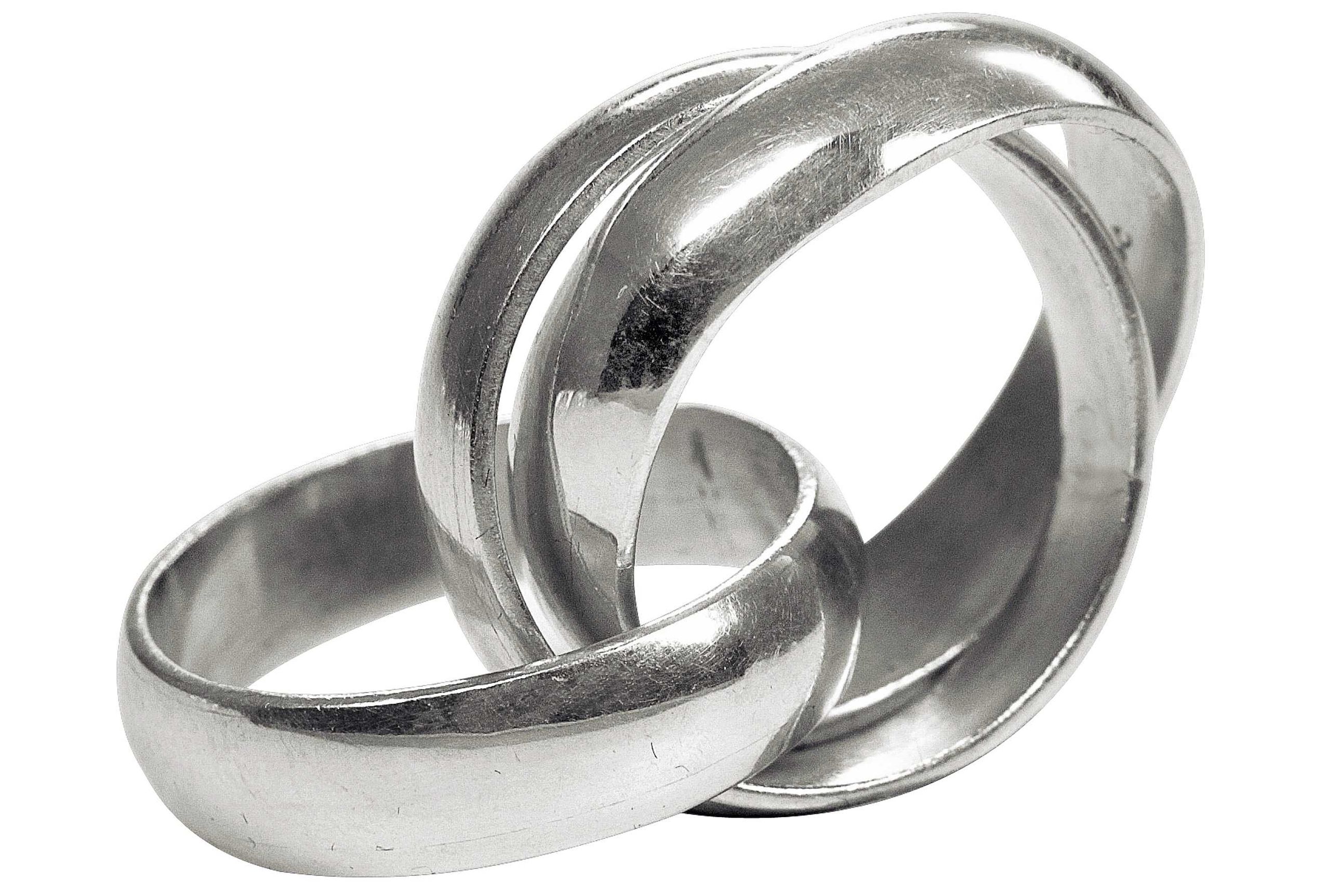 Geschmiedeter Dreierring für Damen aus Silber mit glänzender Oberfläche. Die drei einzelnen Ringe sind frei beweglich, aber unverlierbar miteinander verbunden.