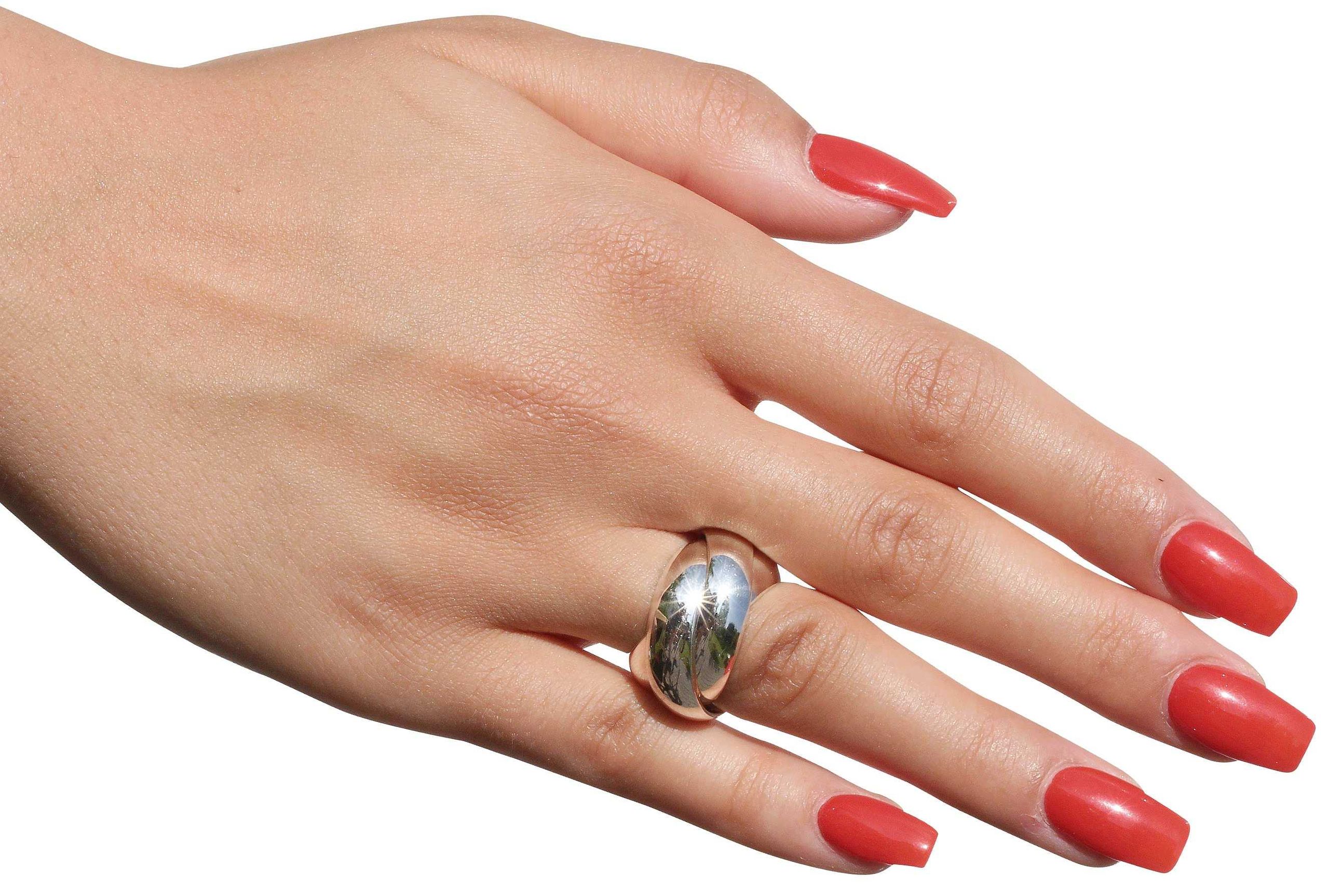 Geschmiedeter Dreierring für Damen aus Silber mit glänzender Oberfläche, getragen an einer Damenhand. Die drei einzelnen Ringe sind frei beweglich, aber unverlierbar miteinander verbunden.
