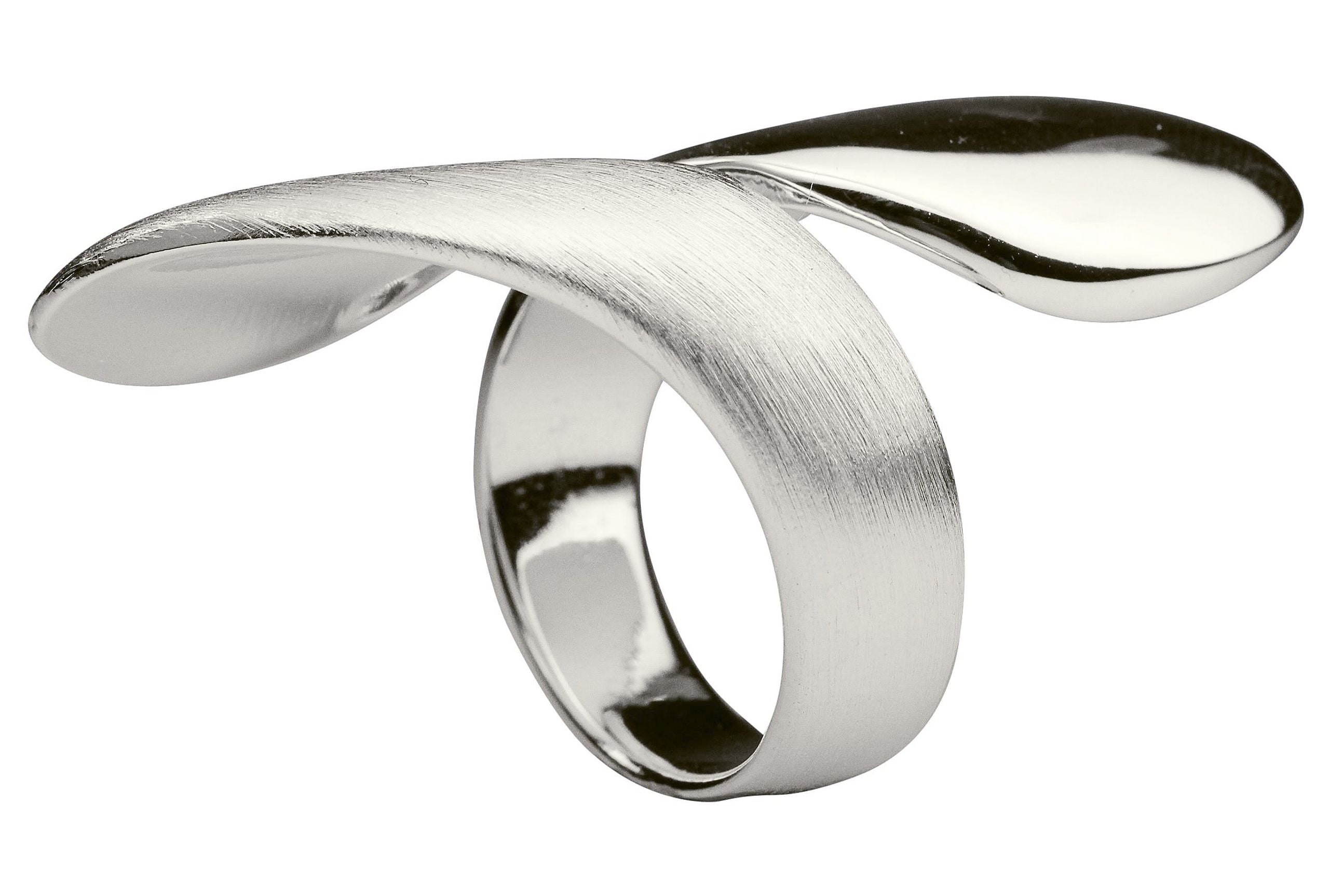 Ein offen gearbeiteter Damenring aus Silber mit teils matter, teils glänzender Oberfläche, der mit seiner Form eine Umarmung um den Finger andeutet.