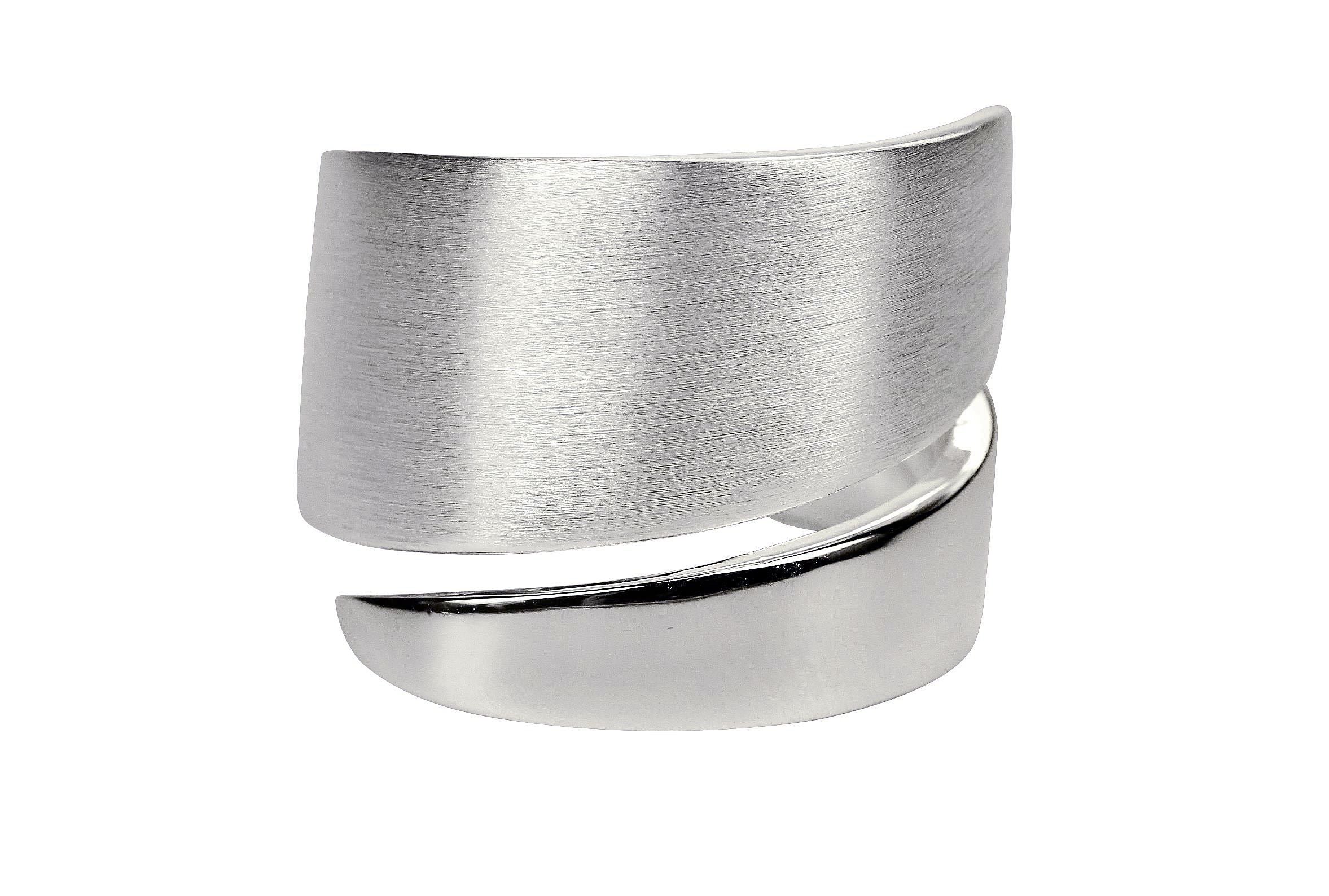 Spitz zulaufender Bandring aus Silber für Damen in den Größen 64 bis 70, der oben nicht verlötet ist und sich nach unten hin verjüngt.